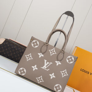 OnTheGo MM Tote Bag in Medium Monogram Grained Leather
