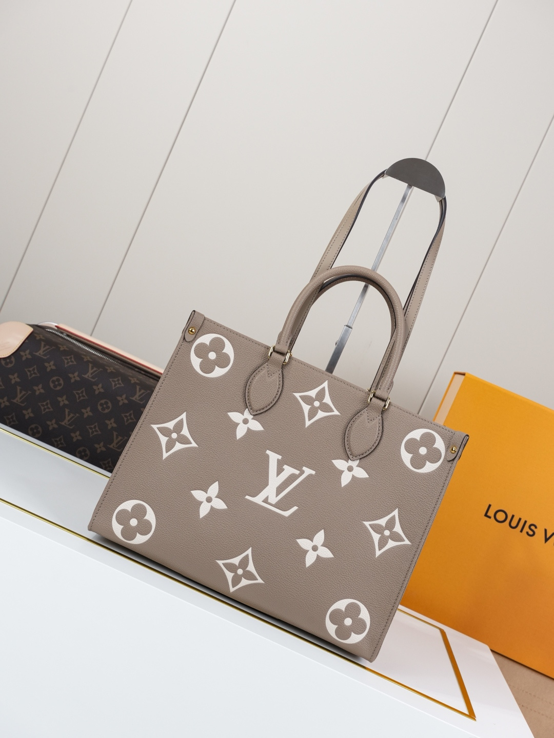 OnTheGo MM Tote Bag in Medium Monogram Grained Leather