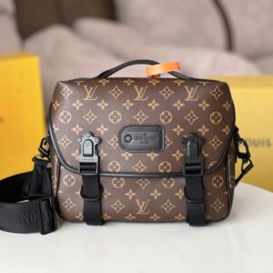 LV Trail Messenger Bag M46972
