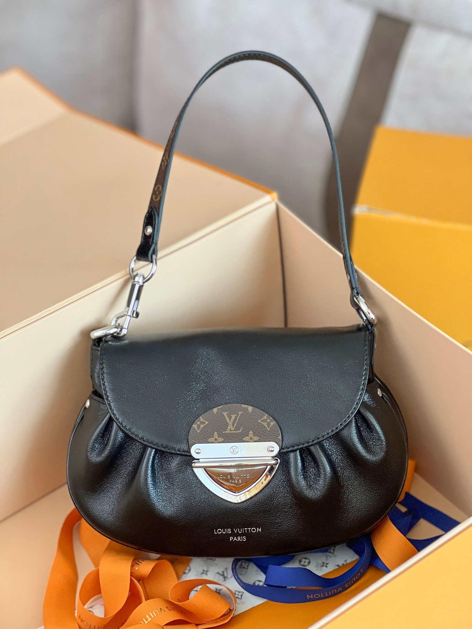 Louis Vuitton Sunset Vibe Handbag M12192