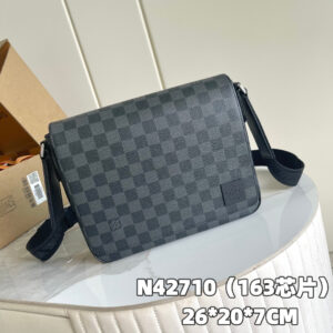 Louis Vuitton District Small Messenger Bag in Damier Graphite