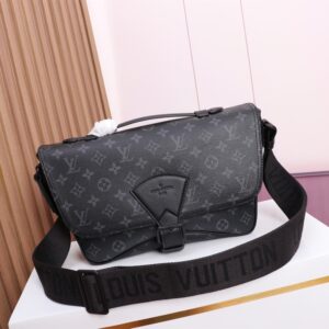 Louis Vuitton M46685 Montsouris Messenger Bag