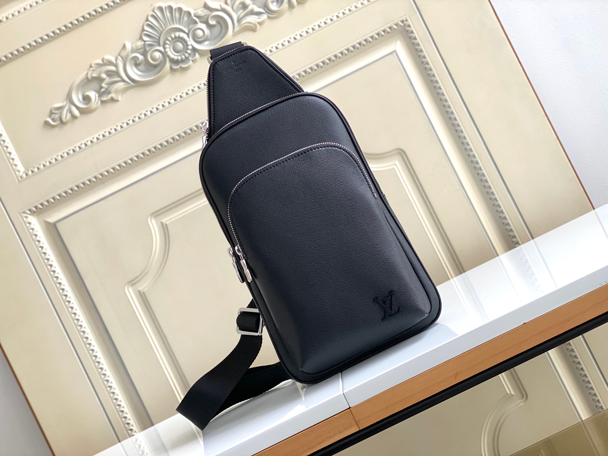 Avenue Shoulder Bag in Damier Graphite