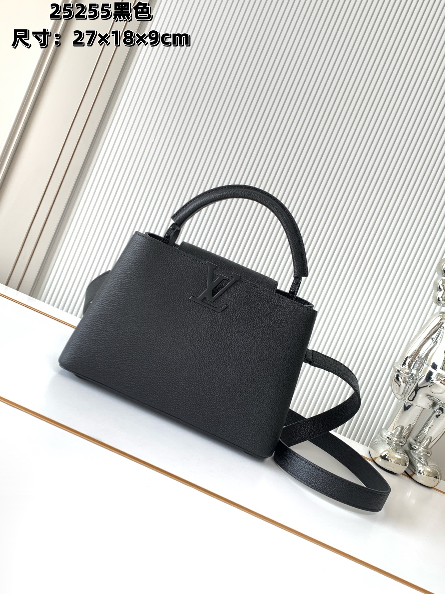Capucines Medium Leather Handbag - Black