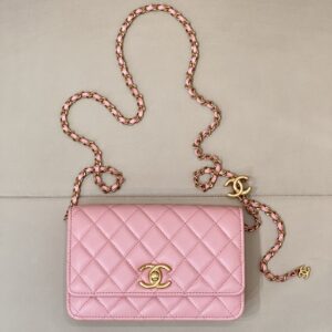 Sheepskin Crossbody Bag with Quilted Design and Adjustable Chain Strap