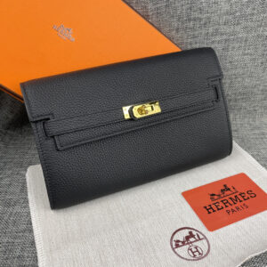 Hermès Kelly Handbag in Togo Leather with Gold-Tone Hardware