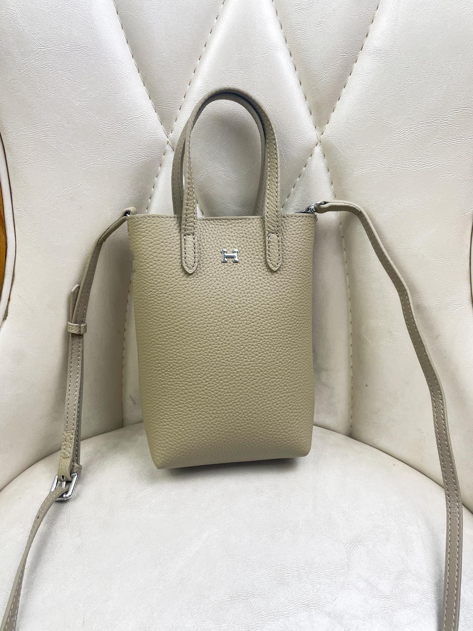 Hermès Leather Multifunctional Phone Crossbody Bag