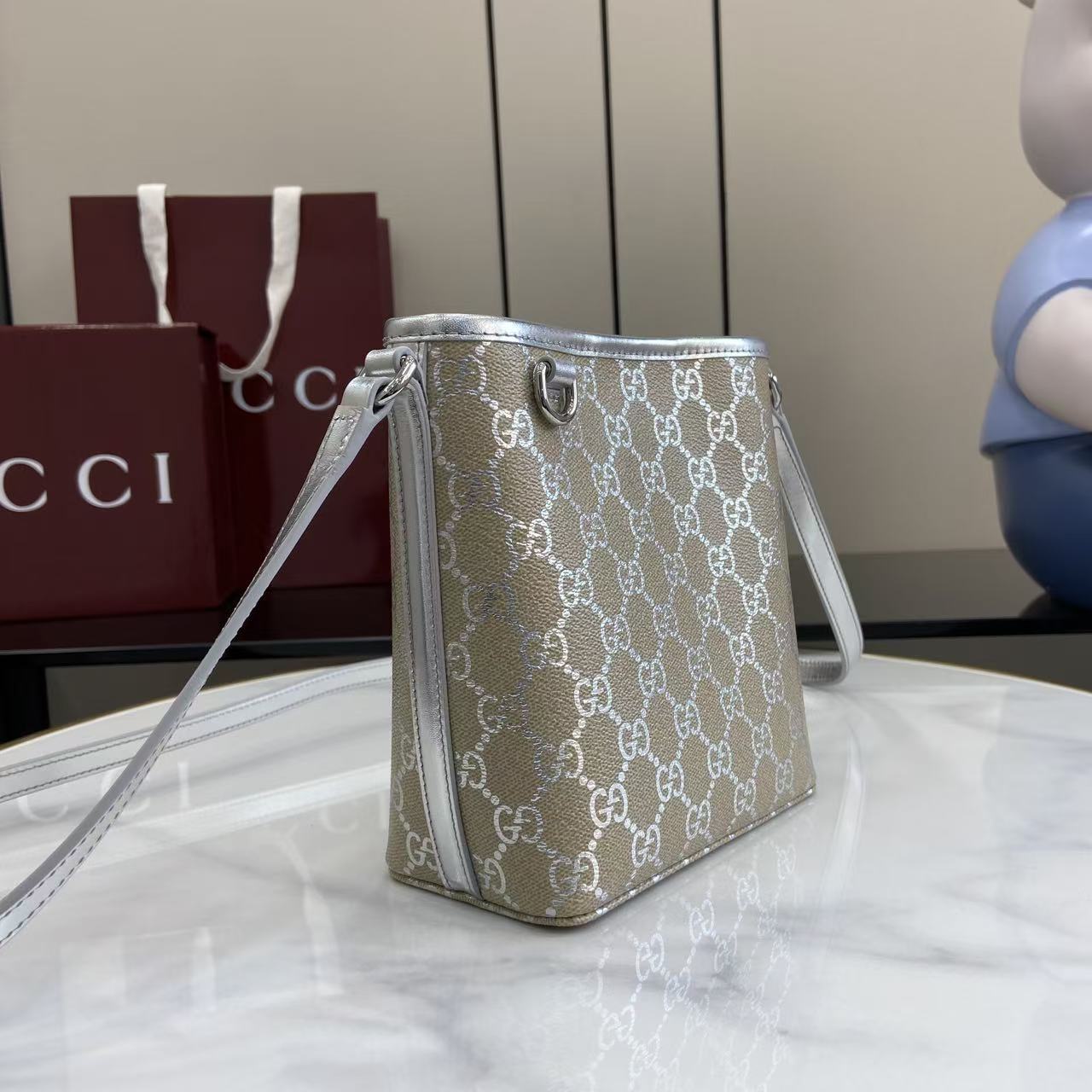 Gucci Model 847090 Apricot Silver Bag - Image 2