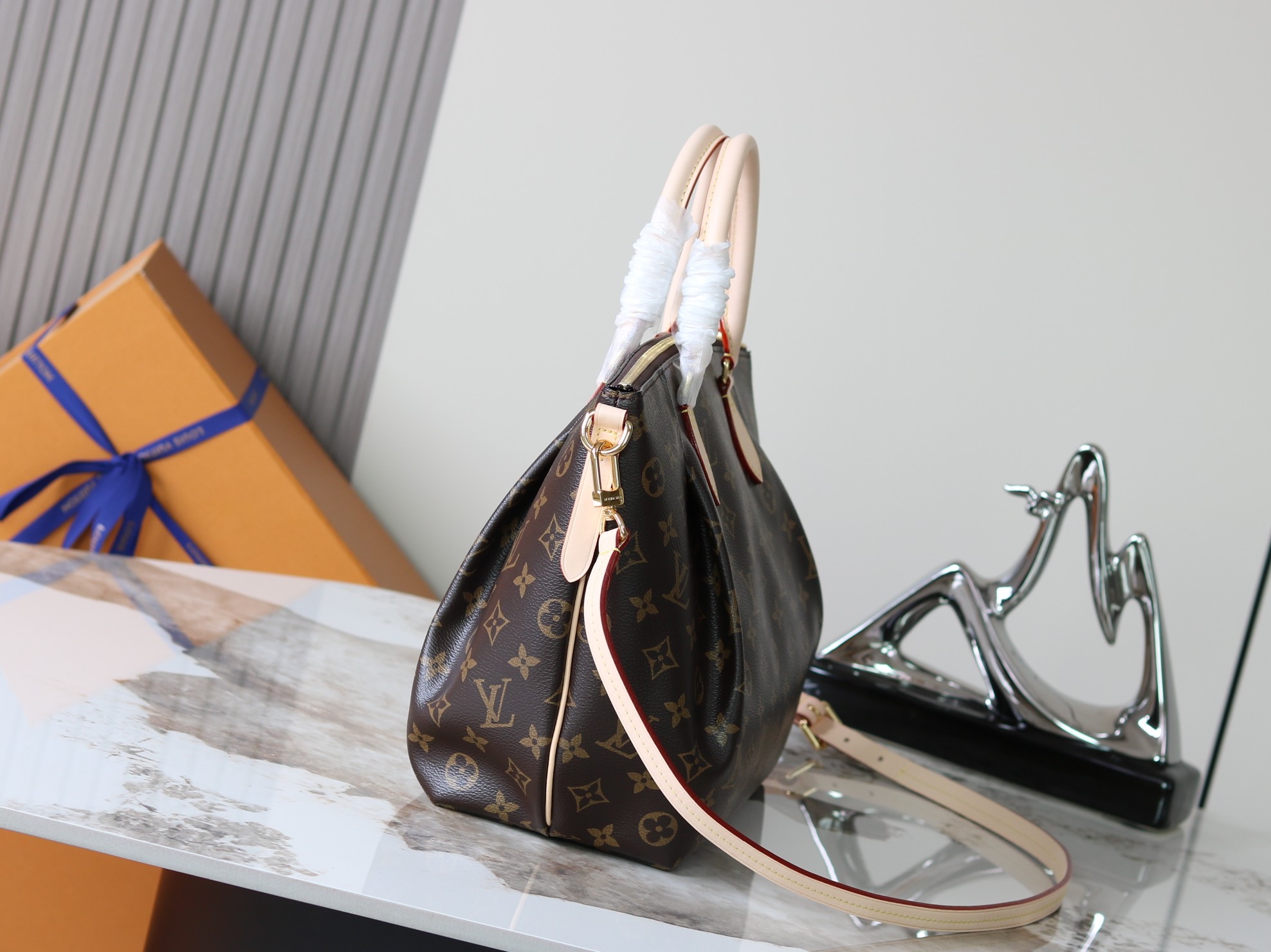 Louis Vuitton M48814 Leather Handbag - Image 2