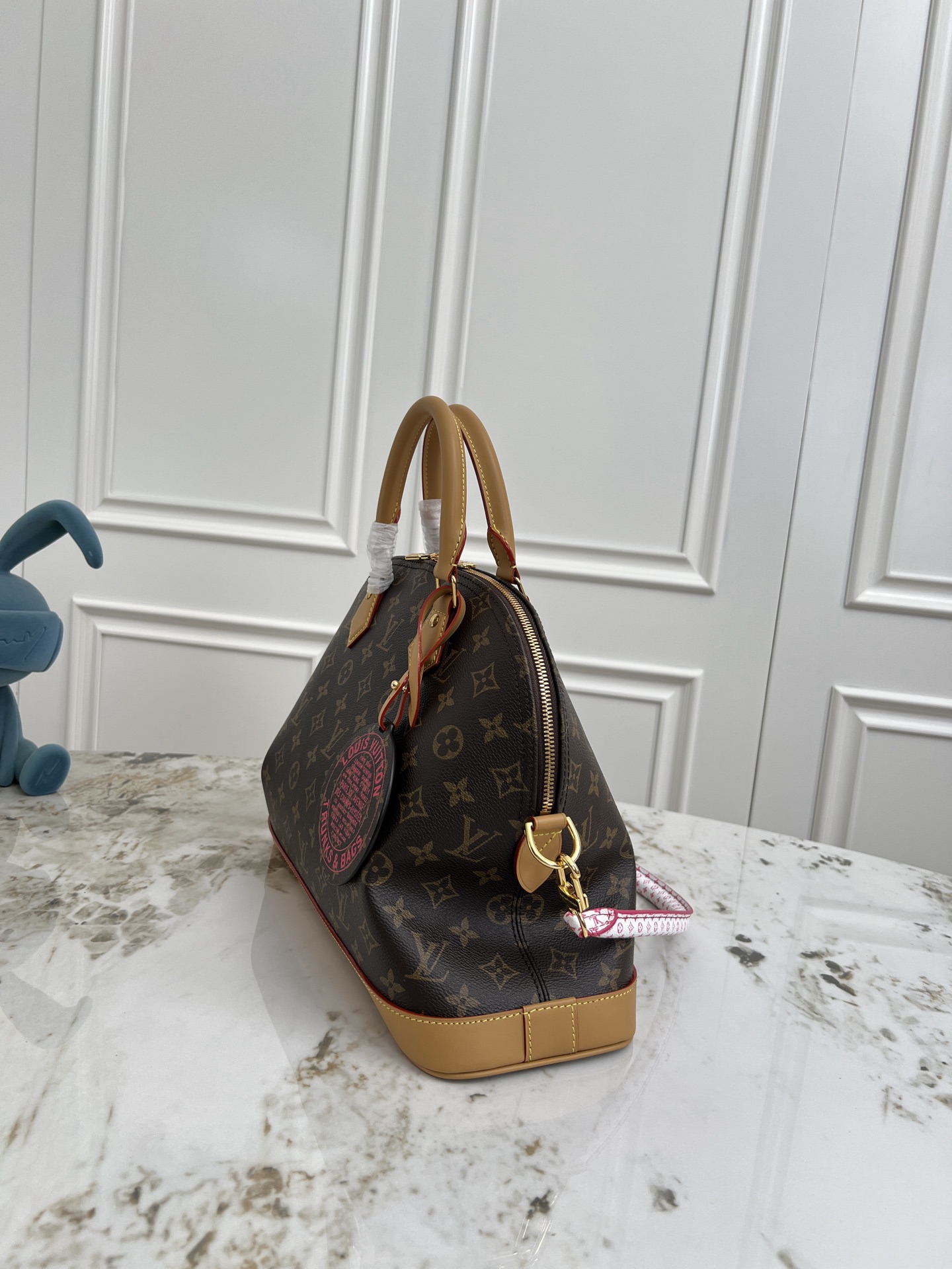 Alma Soft Medium Handbag - Image 2