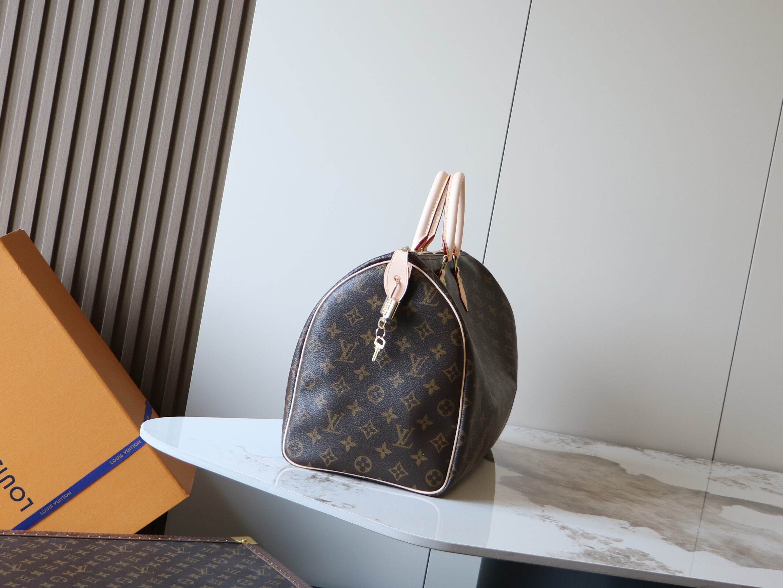 Louis Vuitton Speedy 40 Handbag with Bronze-Tone Hardware - Image 2