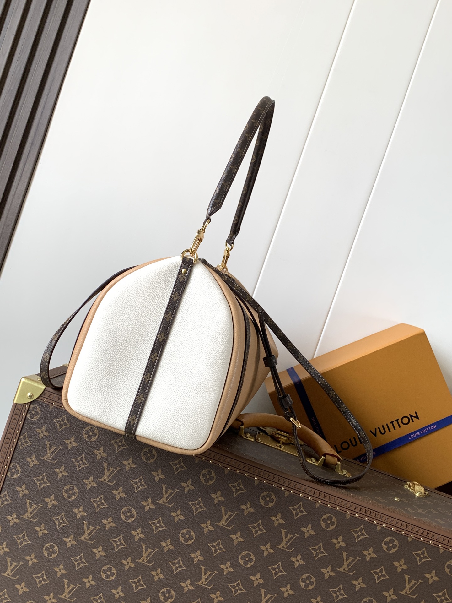 Louis Vuitton Express Medium Handbag in Monogram Canvas - Image 2
