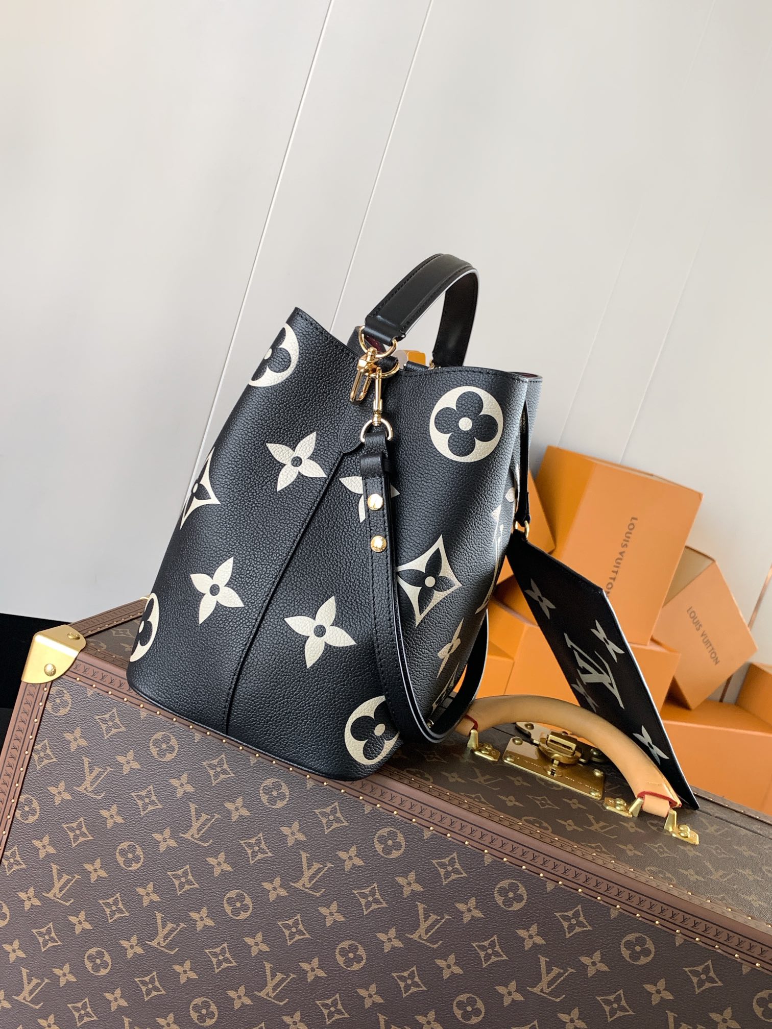 Louis Vuitton NeoNoe MM Bucket Bag in Embossed Grained Cowhide - Image 2