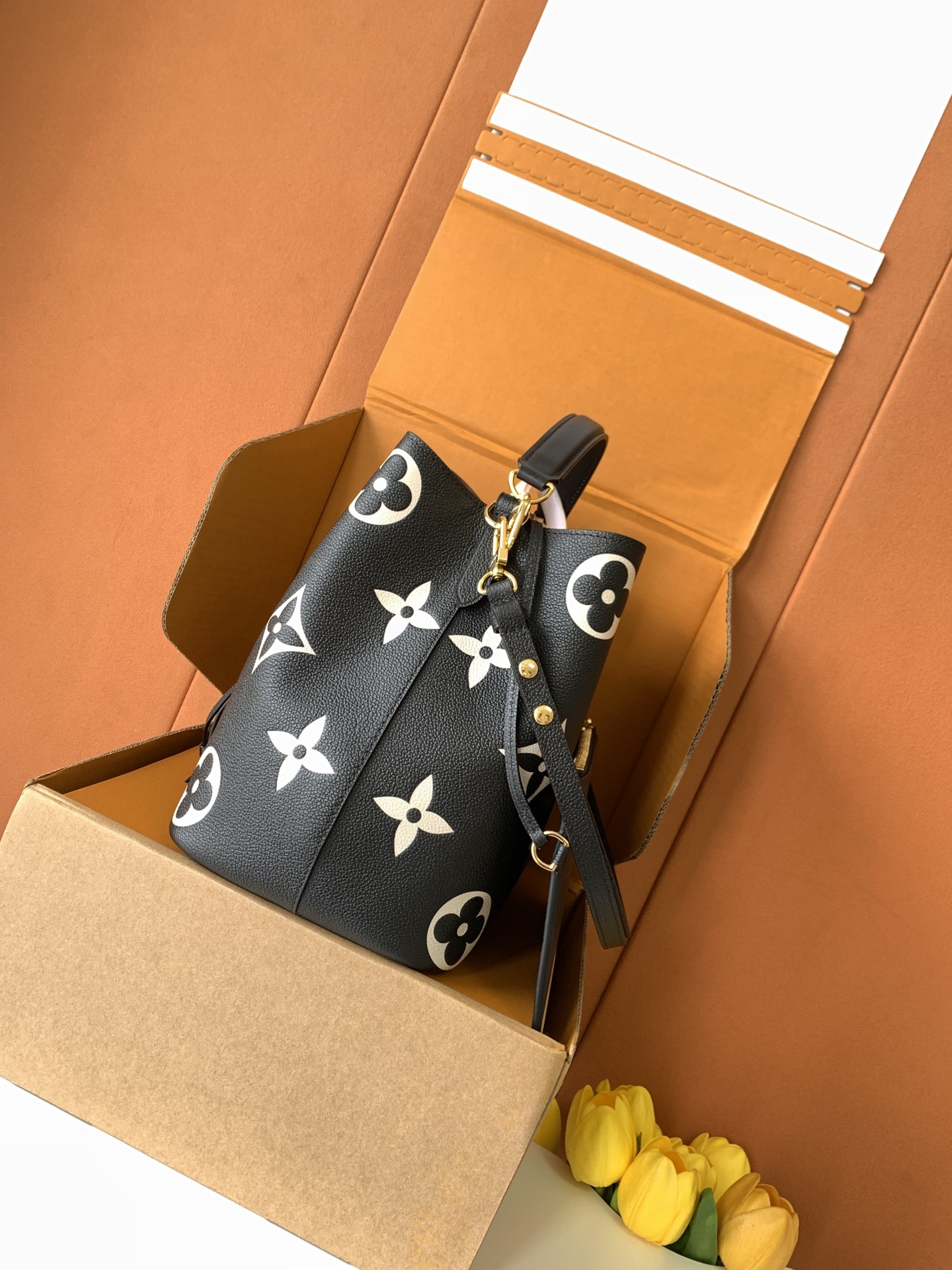 Louis Vuitton NéoNoé Medium Crossbody Bucket Bag - Image 2