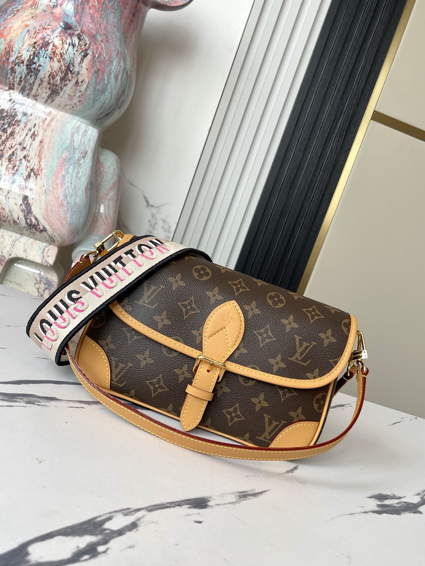 Diane Leather Handbag with Detachable Shoulder and Crossbody Straps - Image 2