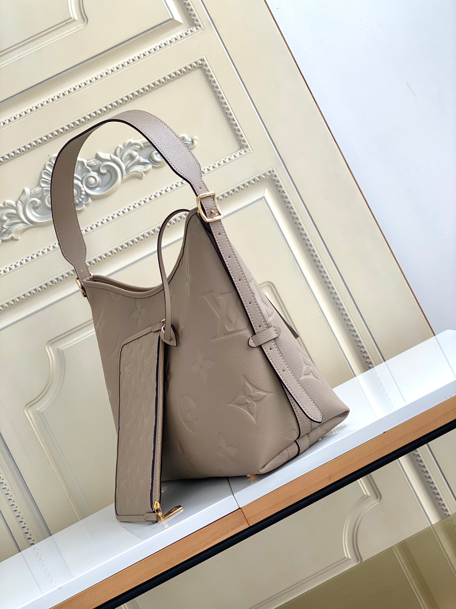 Louis Vuitton CarryAll Large Handbag in Monogram Canvas - Image 2
