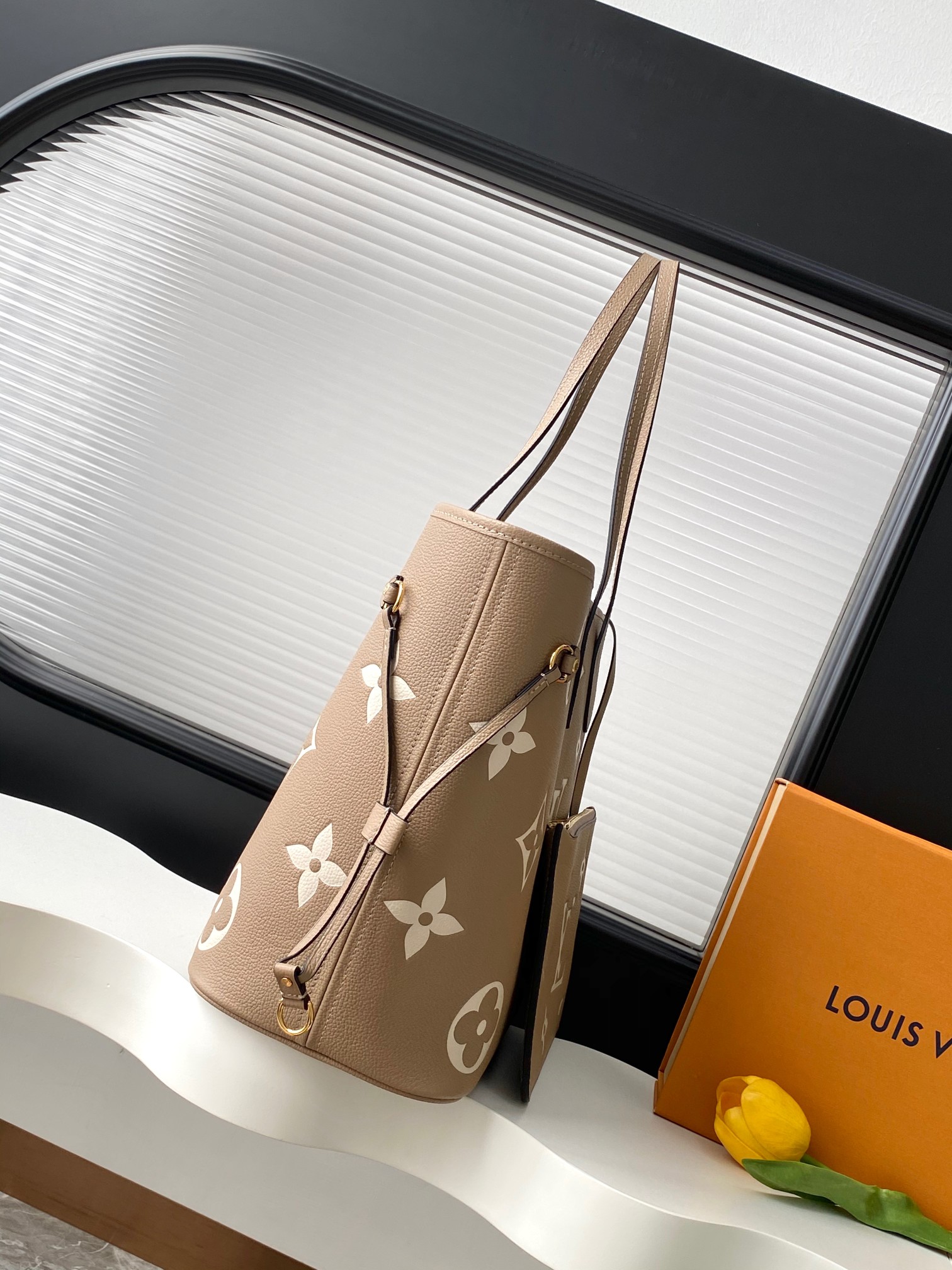Louis Vuitton Neverfull Medium Shopping Tote with Detachable Zipped Pouch - Image 2