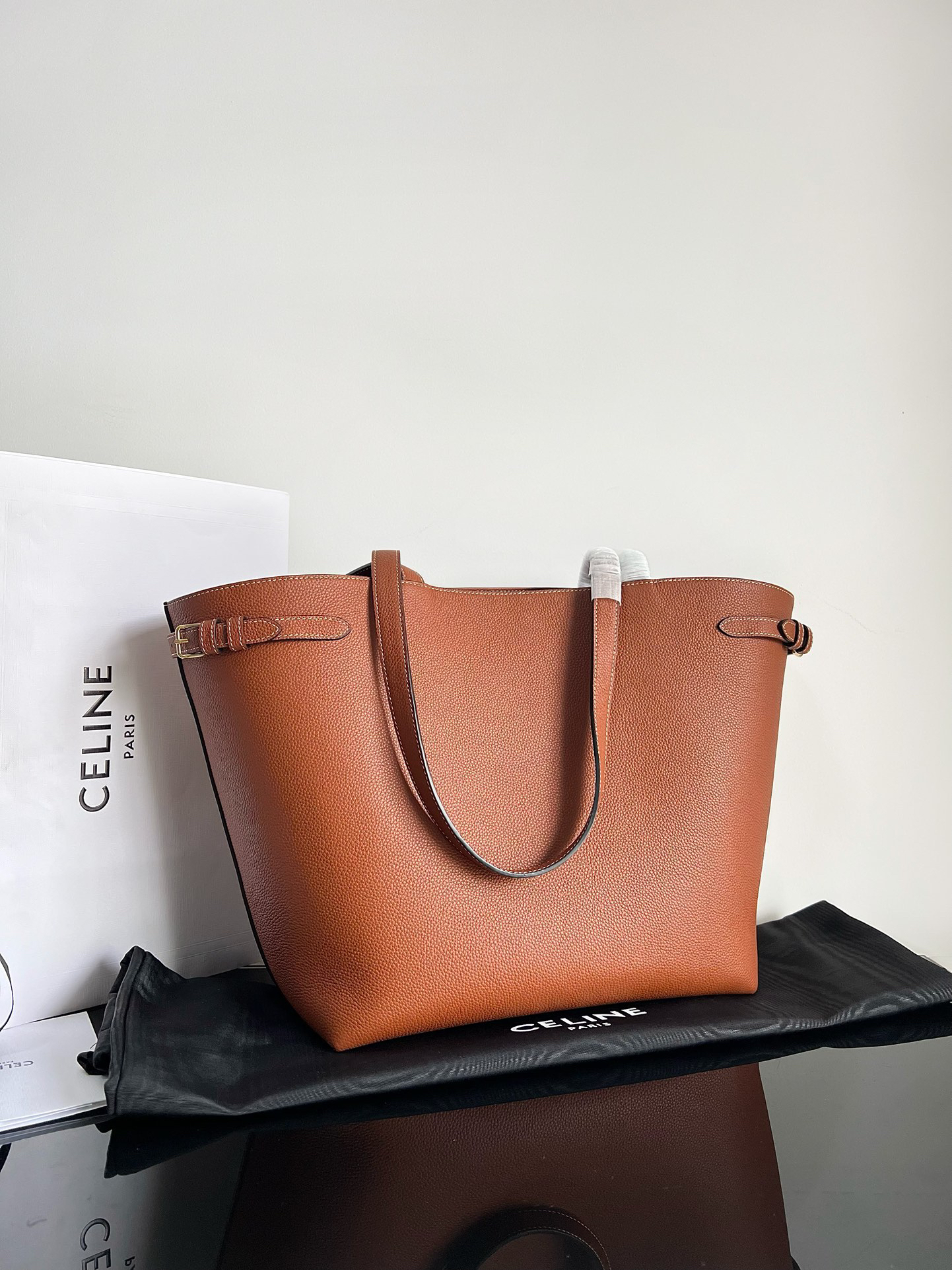 Celine CUIR Series CABAS Anaïs Grained Calfskin Tote Bag - Image 2