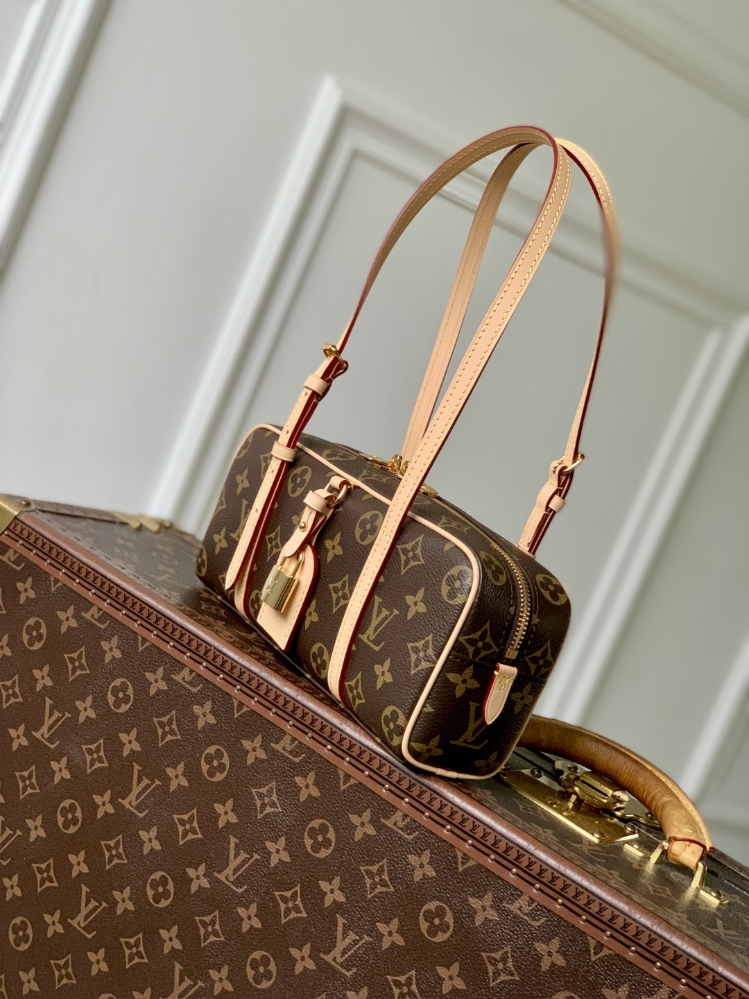Louis Vuitton Hang On Cité Handbag M47031 - Image 2