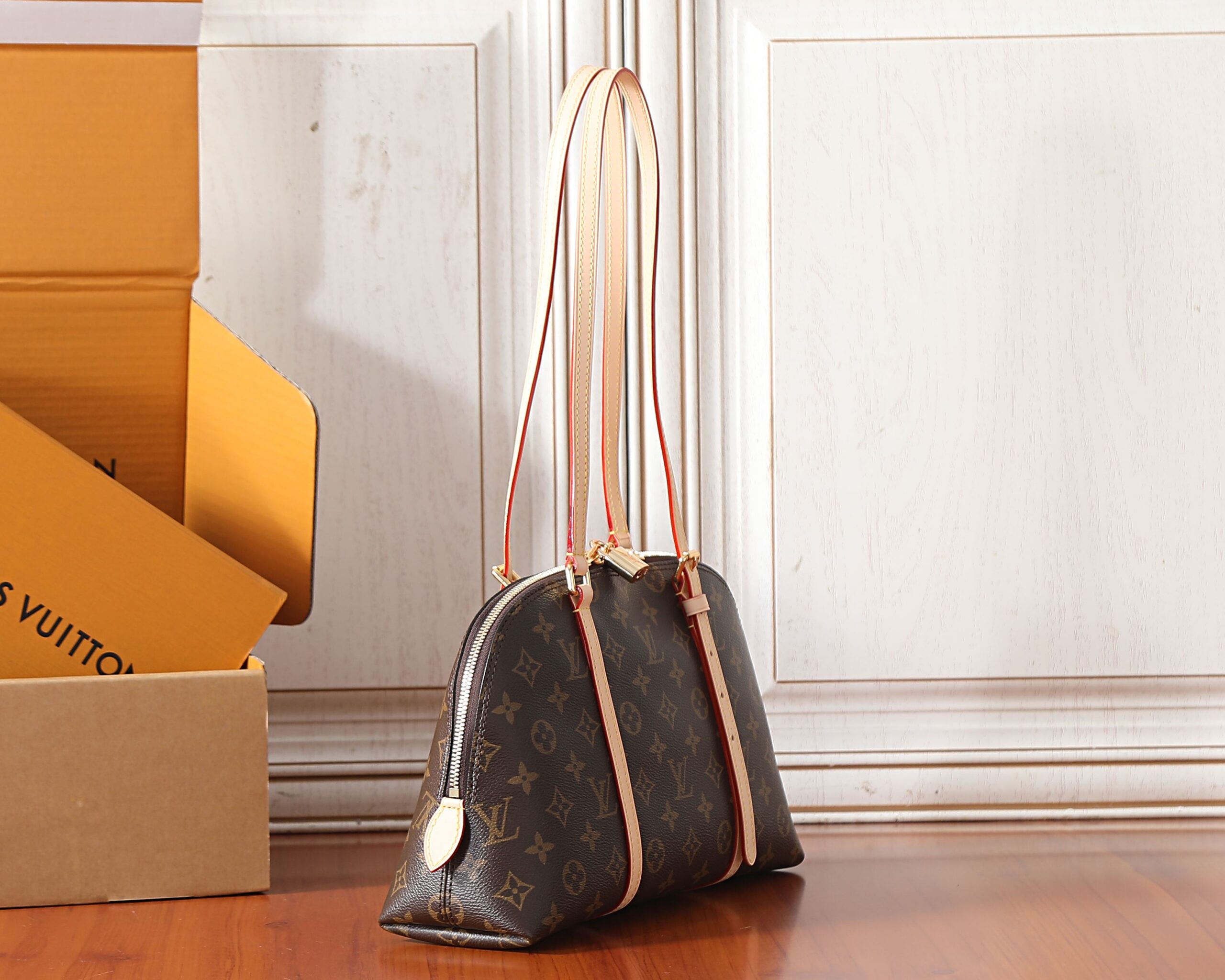 Louis Vuitton Squire Monogram Handbag - Image 2