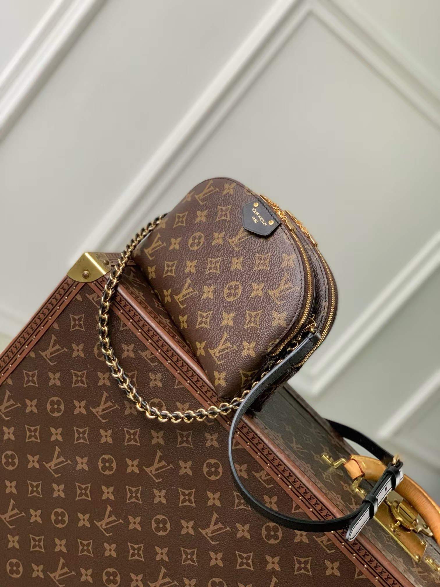 Louis Vuitton Alma Monogram Canvas Crossbody Bag - Image 2