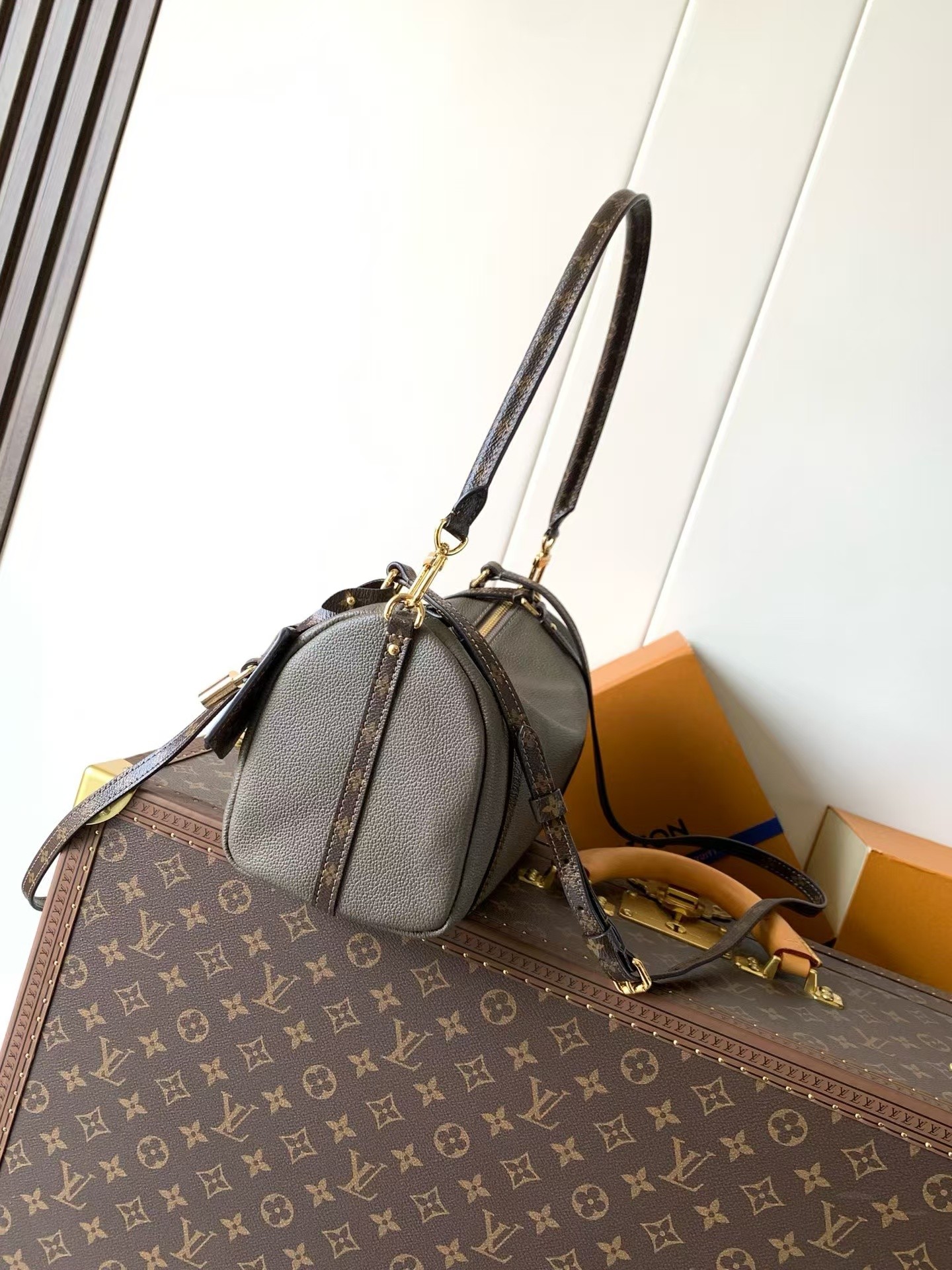 Louis Vuitton Express Small Handbag M26360 - Image 2