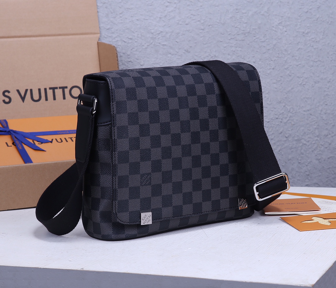 Louis Vuitton District Small Messenger Bag in Damier Graphite Canvas - Image 2