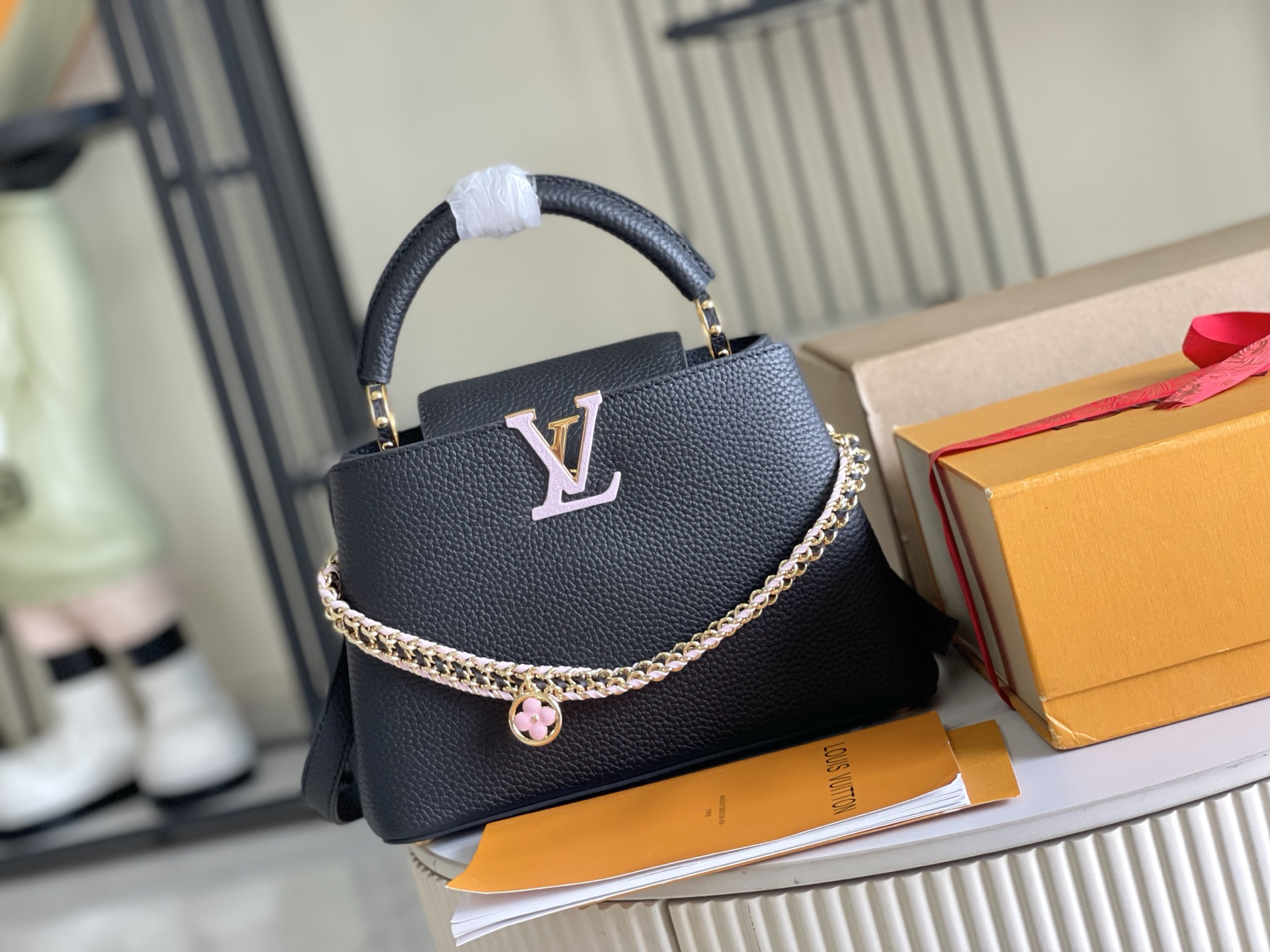 Louis Vuitton Capucines Small Handbag in Taurillon Leather - Image 2