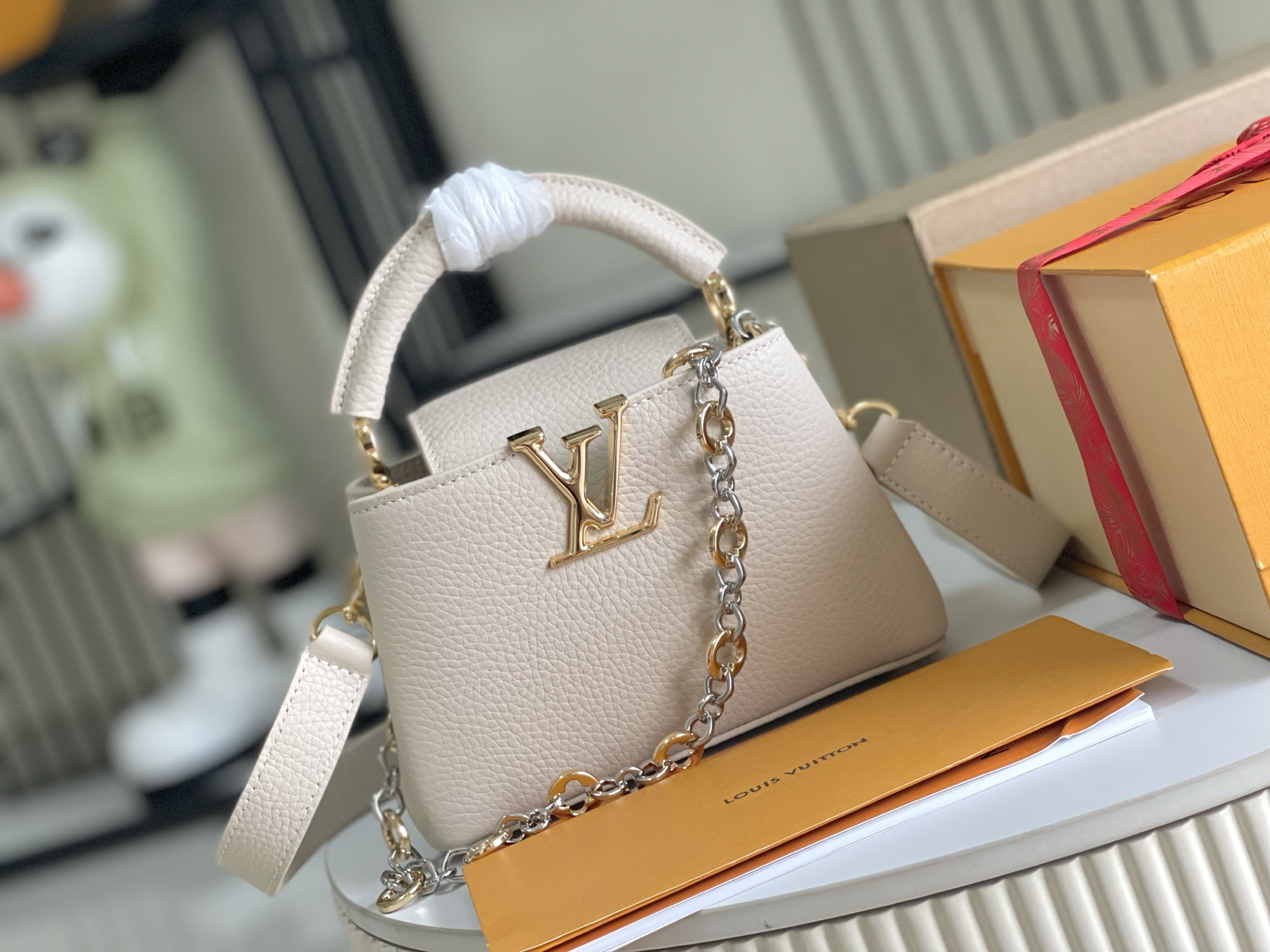 Louis Vuitton Capucines BB Handbag in White Cow Leather - Image 2