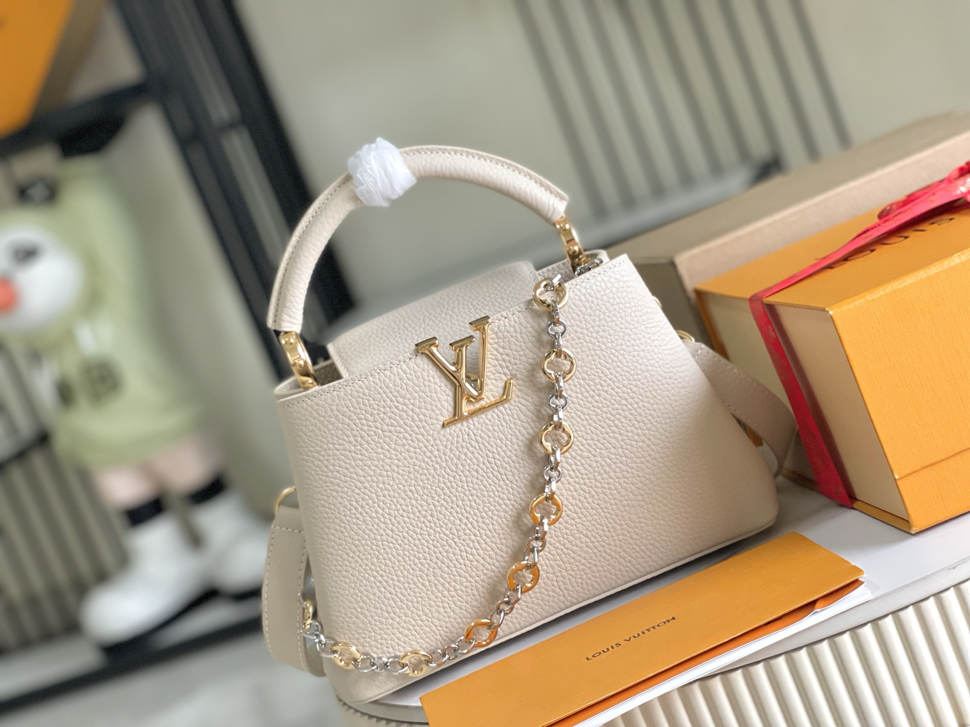 Louis Vuitton Capucines BB Handbag in Ivory Calfskin - Image 2