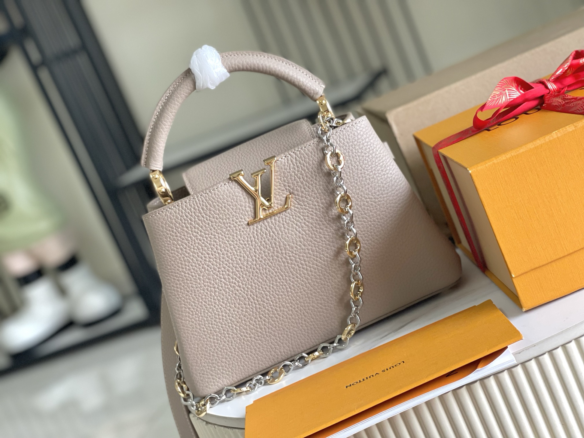 Louis Vuitton Capucines BB Handbag, Gray, Small - Image 2