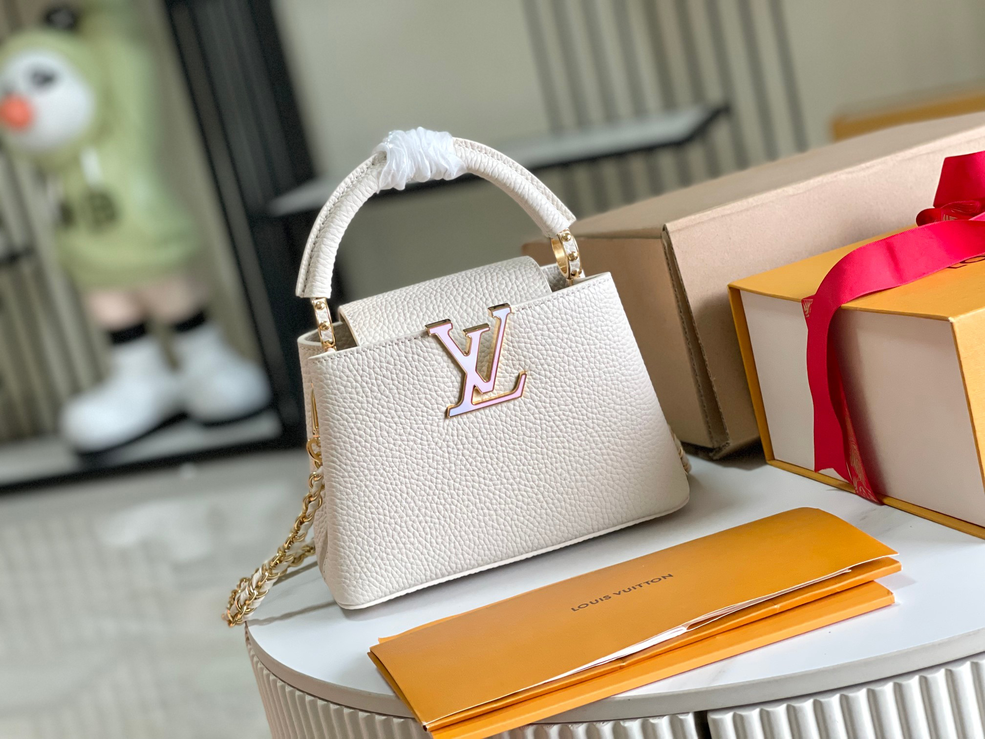 Louis Vuitton Capucines Mini Shoulder Bag in Cream White Taurillon Leather - Image 2