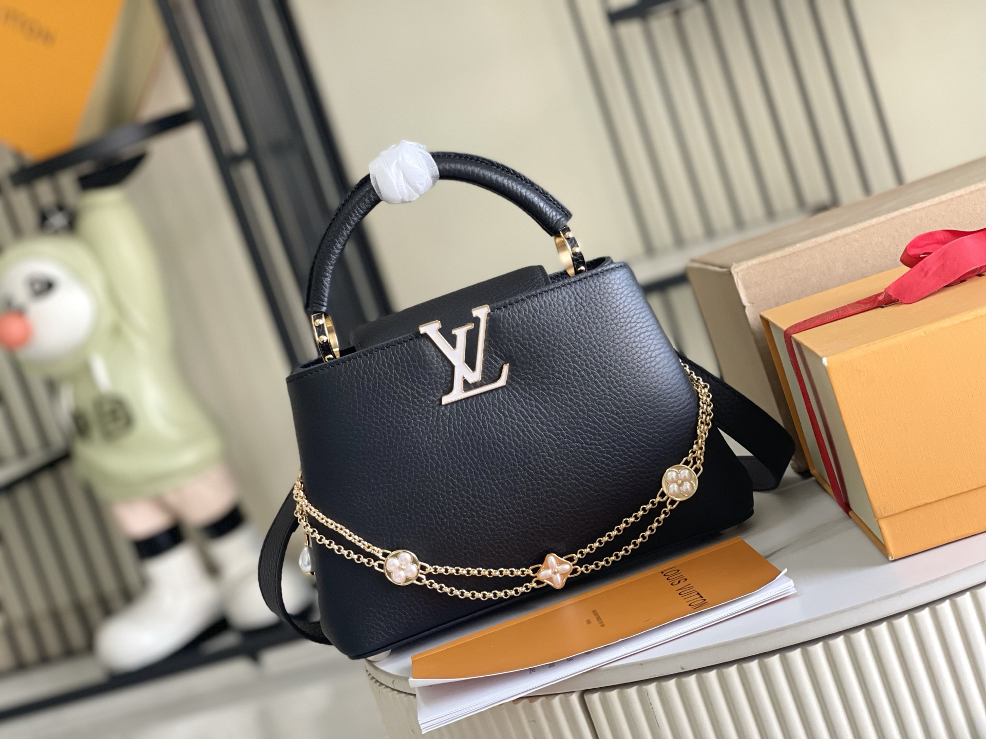 Louis Vuitton Capucines Small Black Leather Handbag - Image 2