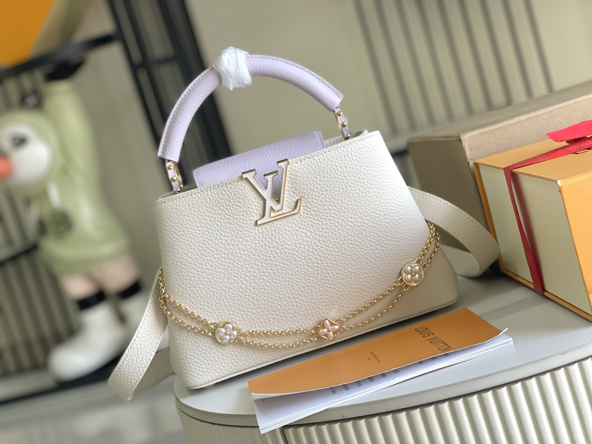 Louis Vuitton Capucines Handbag M25461 in Ivory and Lavender - Image 2