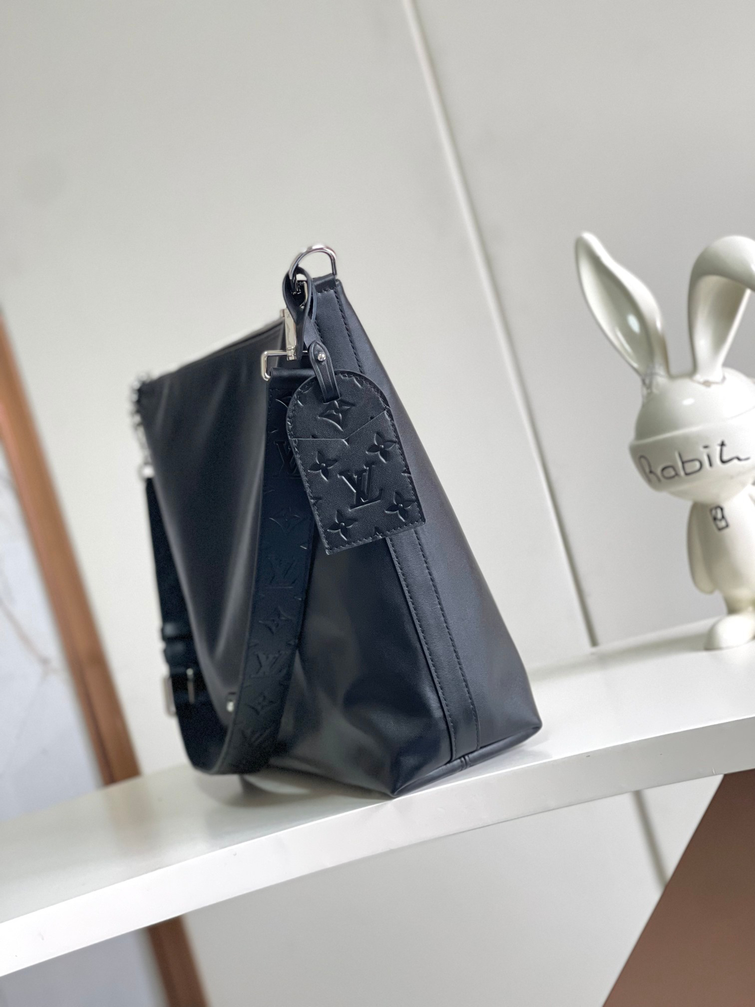 Louis Vuitton Métis Handbag M13986 in Black - Image 2