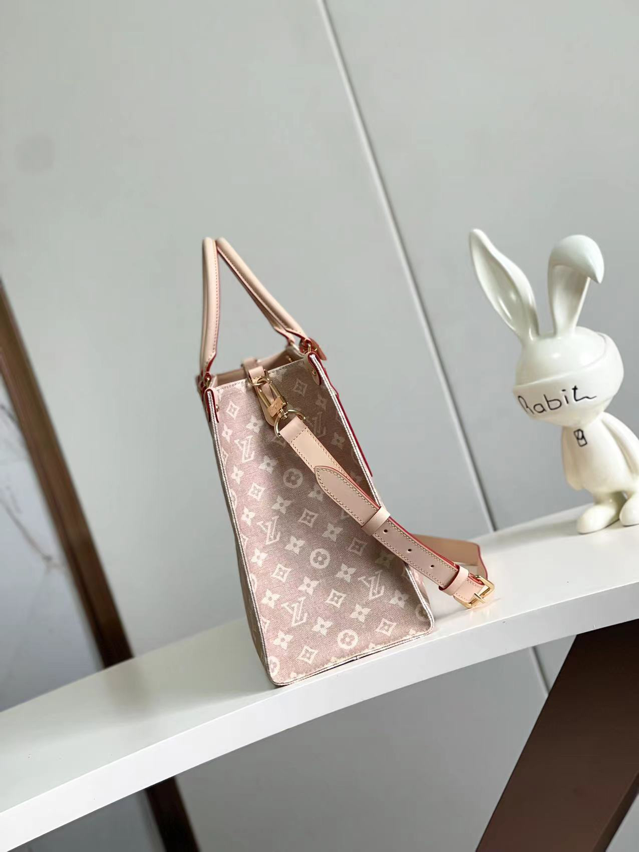 Louis Vuitton Onthego MM Handbag - Image 2