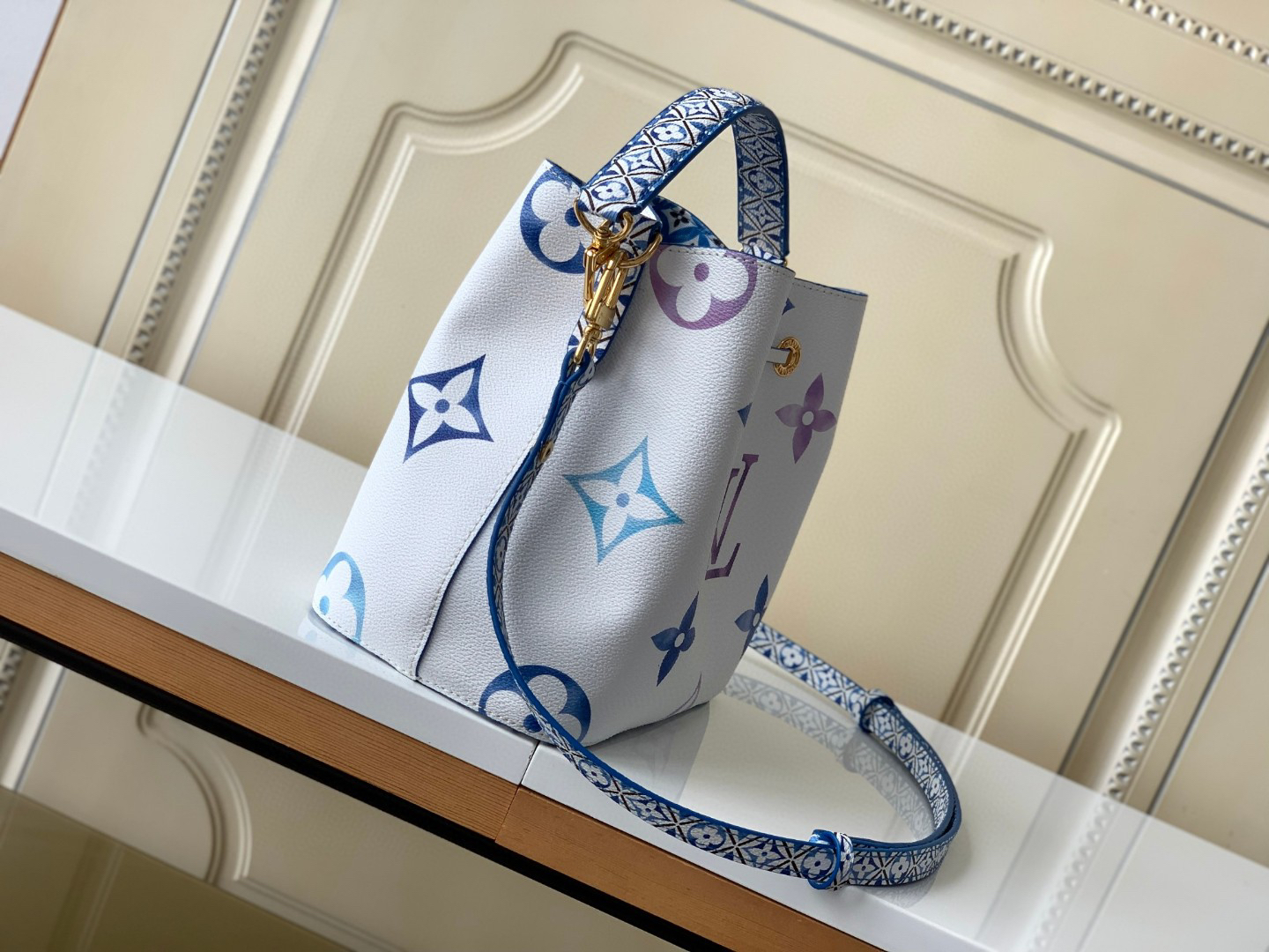 Louis Vuitton NeoNoe Bucket Shoulder Bag in Blue - Image 2