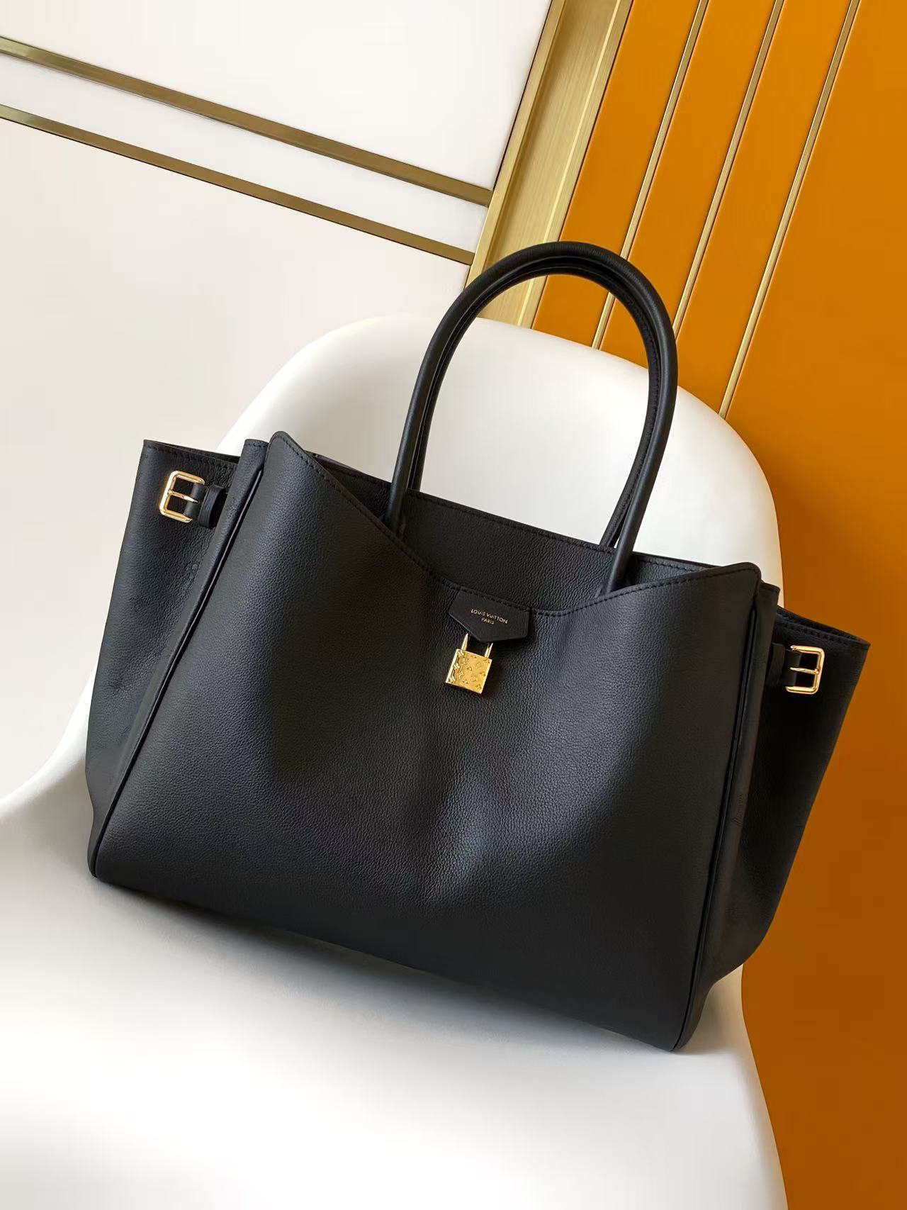 Vendôme Leather Handbag with Adjustable Side Straps - Image 2