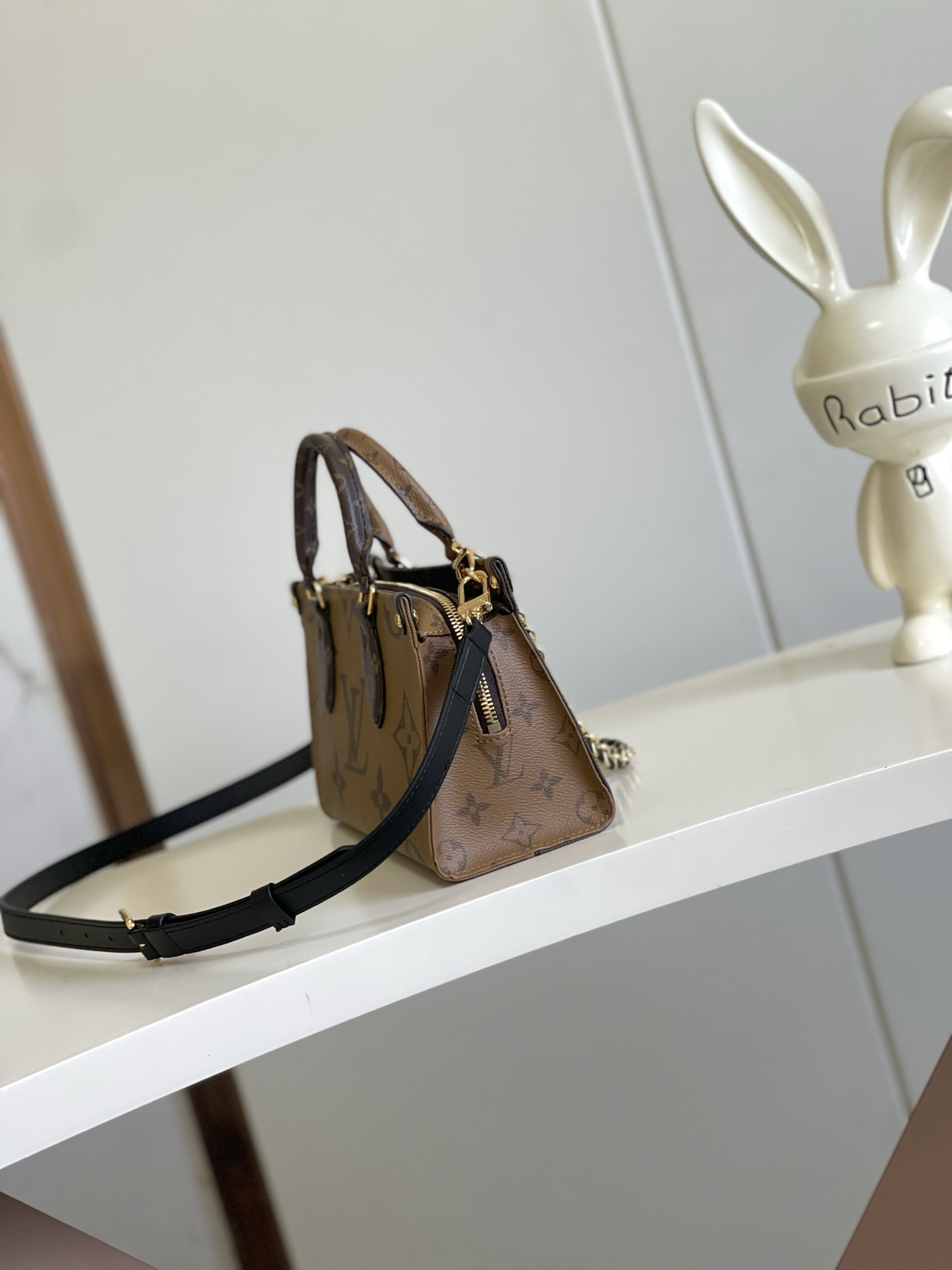 Louis Vuitton OnTheGo East West Bag in Monogram Giant Canvas - Image 2
