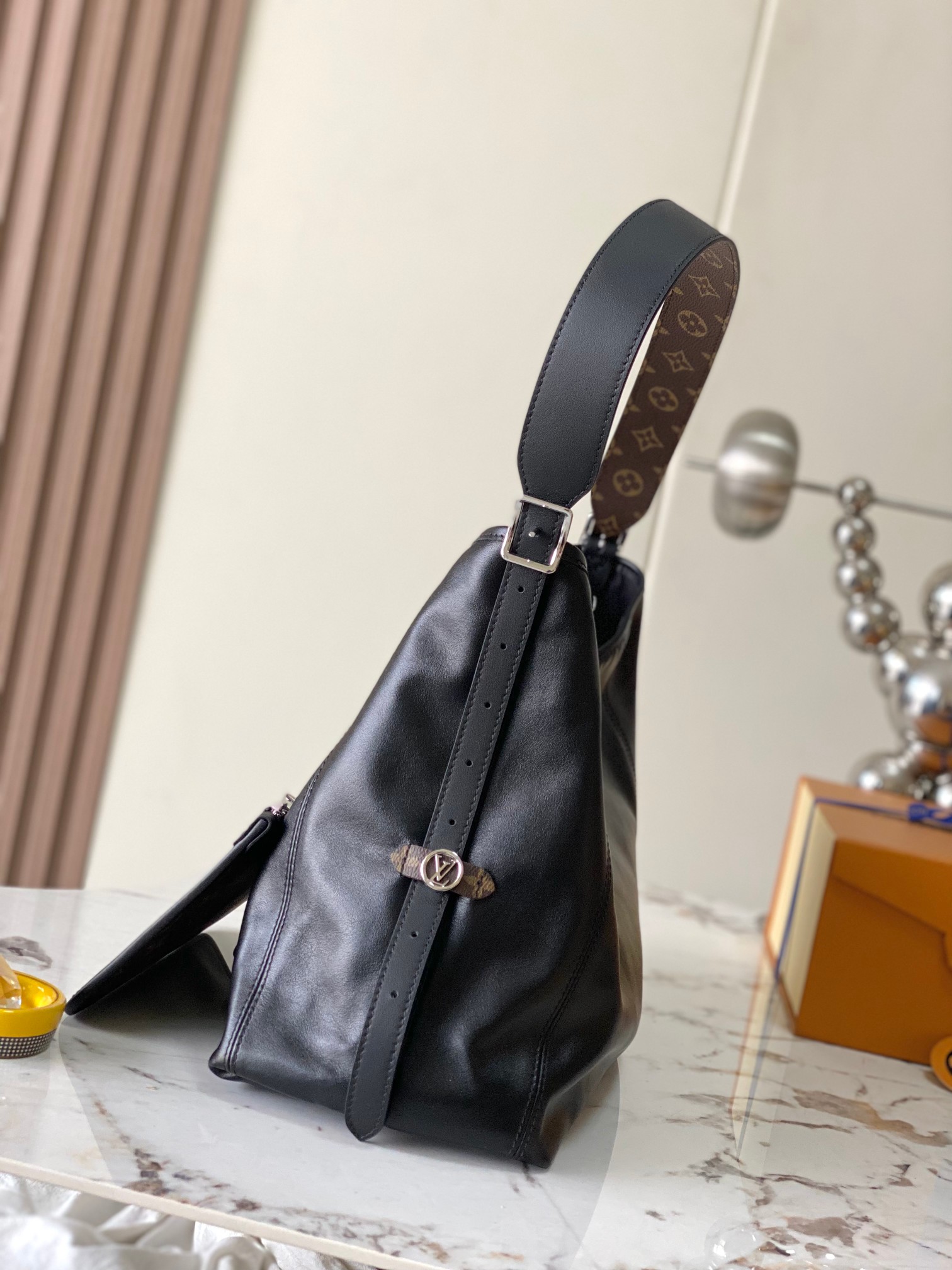 Carryall Dark Medium Handbag - Image 2