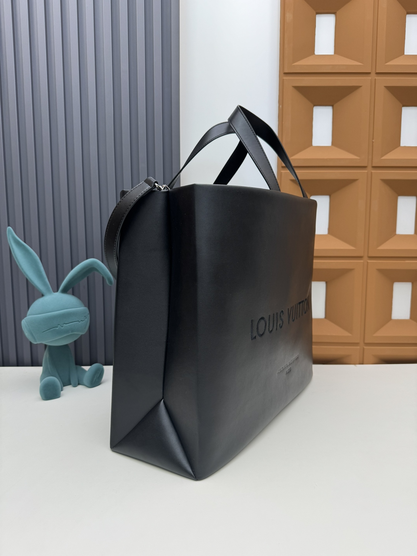 Louis Vuitton M24457 Medium Leather Tote Bag - Image 2