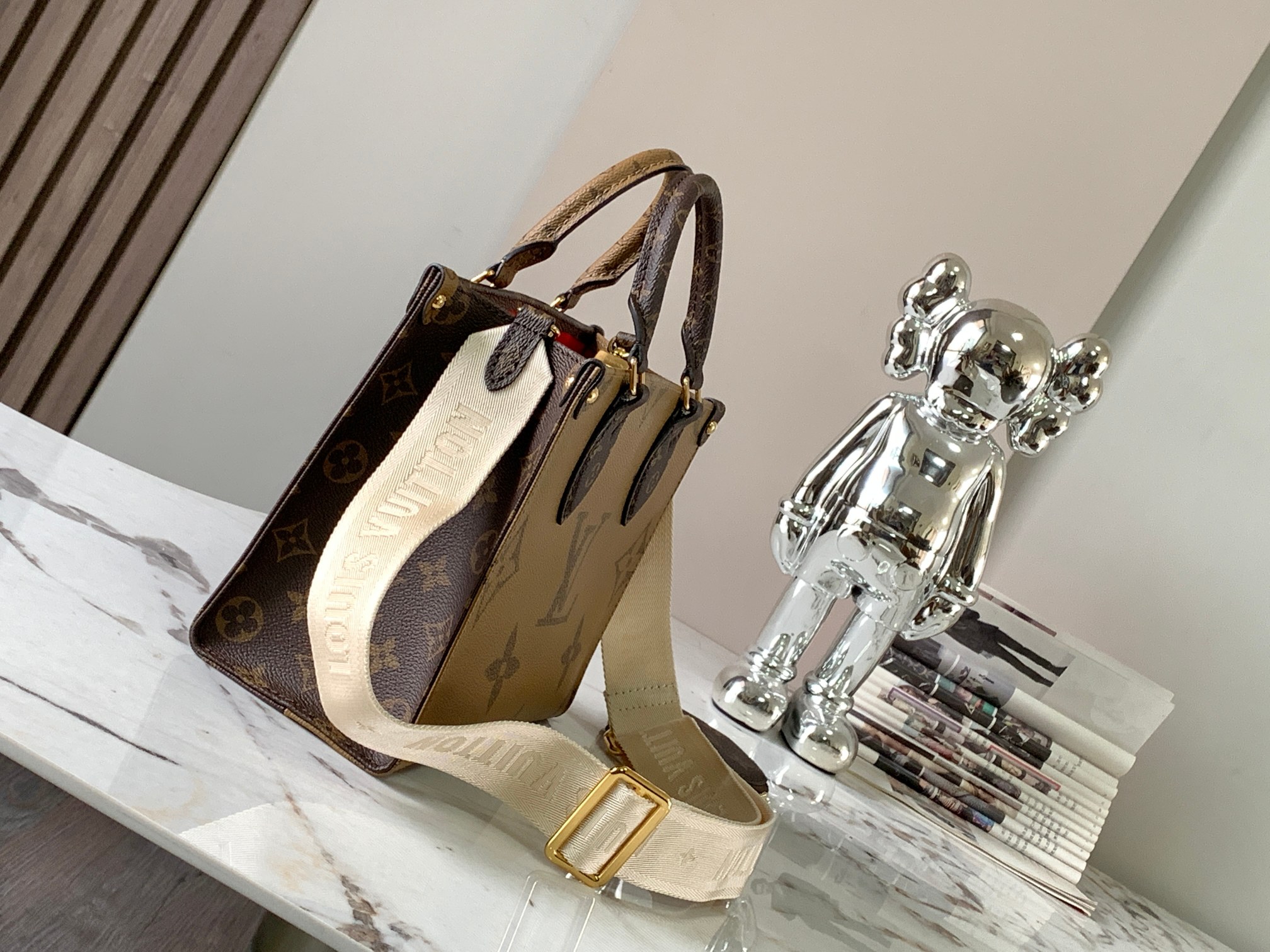 Louis Vuitton Onthego Small Handbag - Image 2