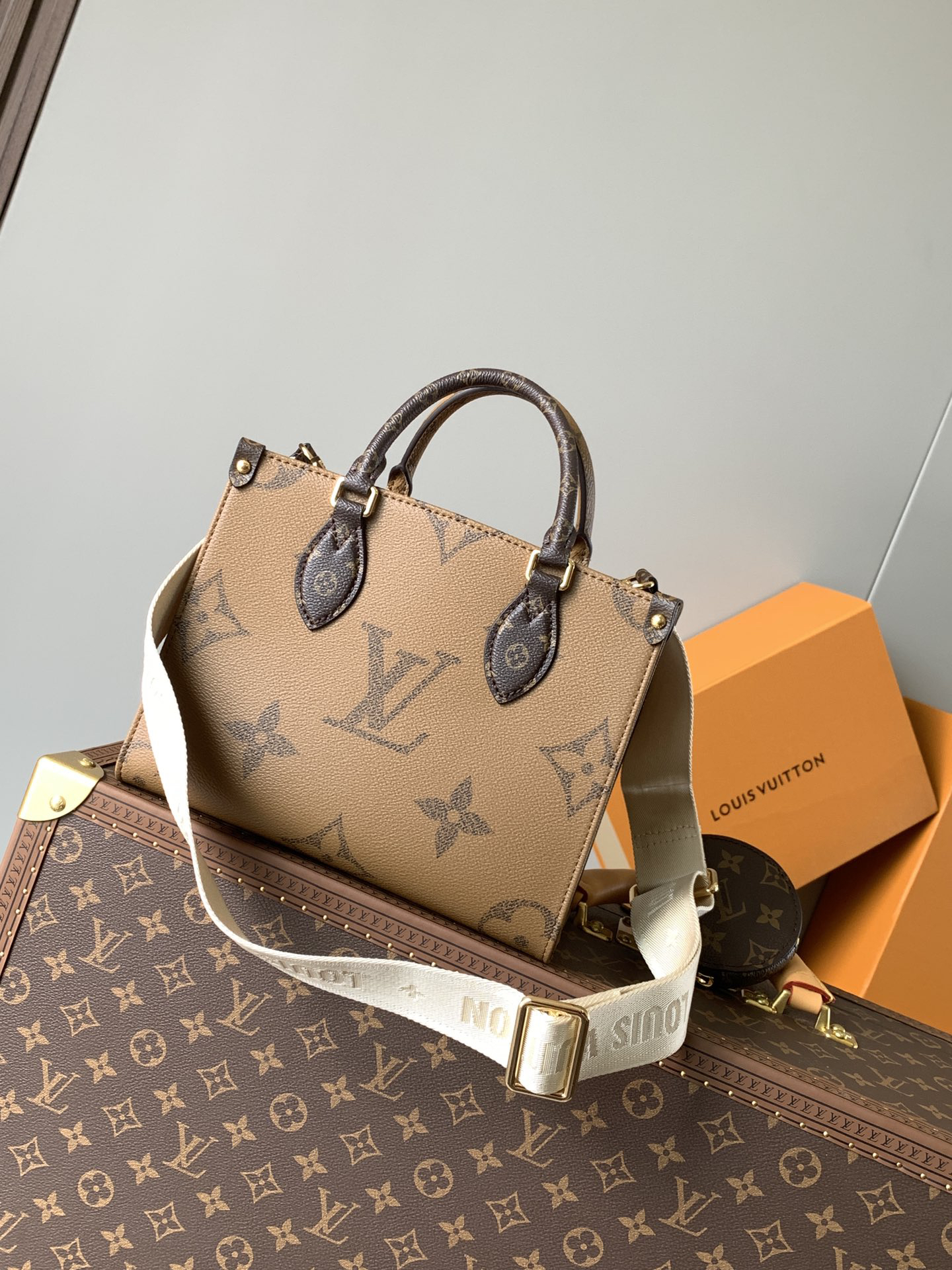 Louis Vuitton OnTheGo Small Tote Bag M46373 - Image 2