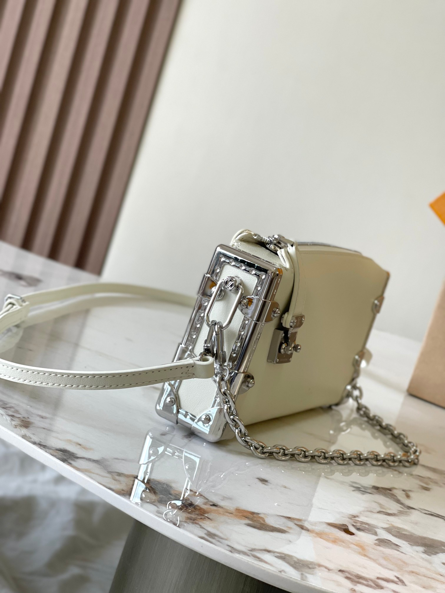 Leather Slim Trunk Handbag M12560 – White Dynamic Chip Edition - Image 2