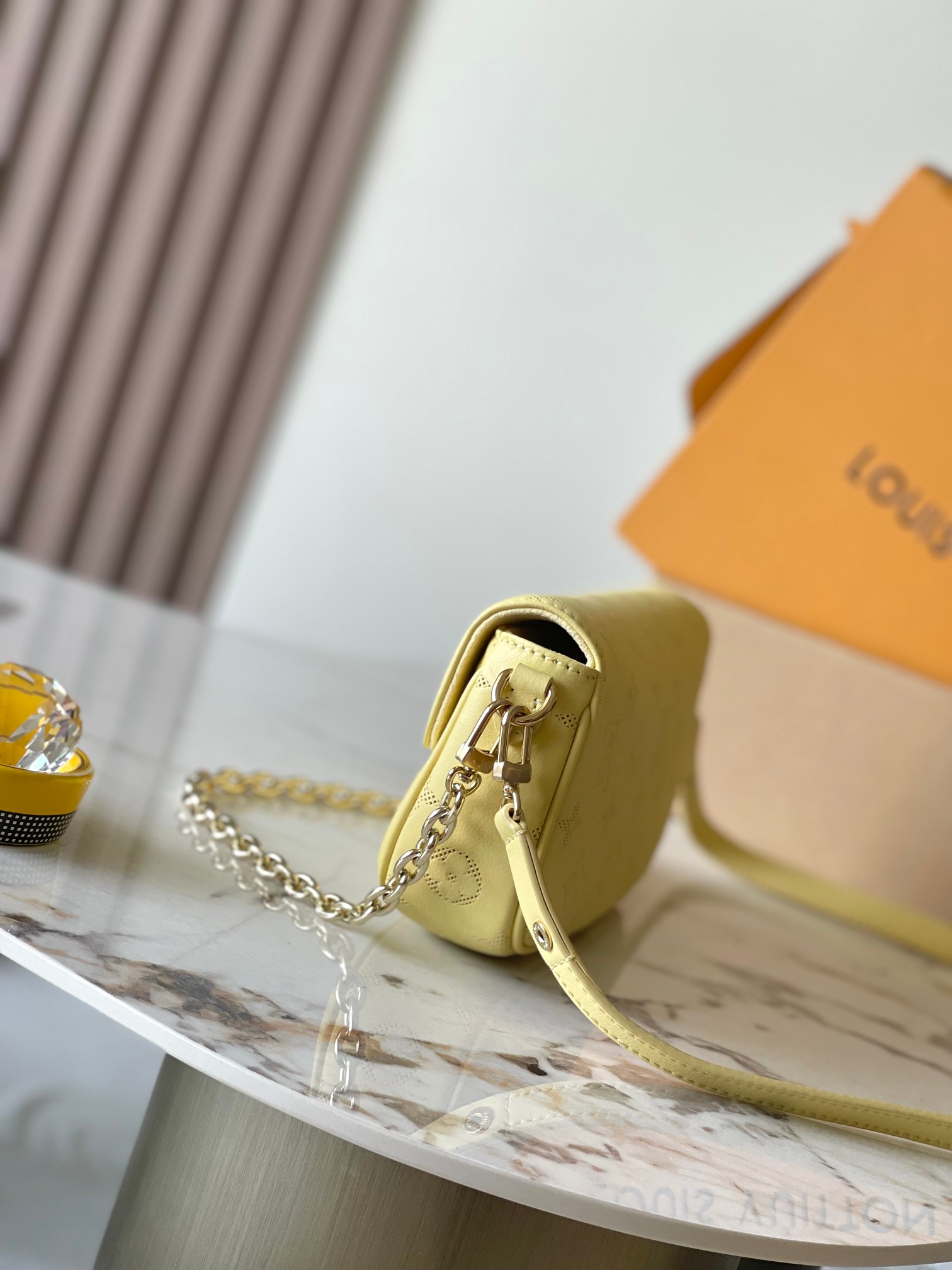 Sac Recoleta Handbag in Pink Perforated Leather - Image 2