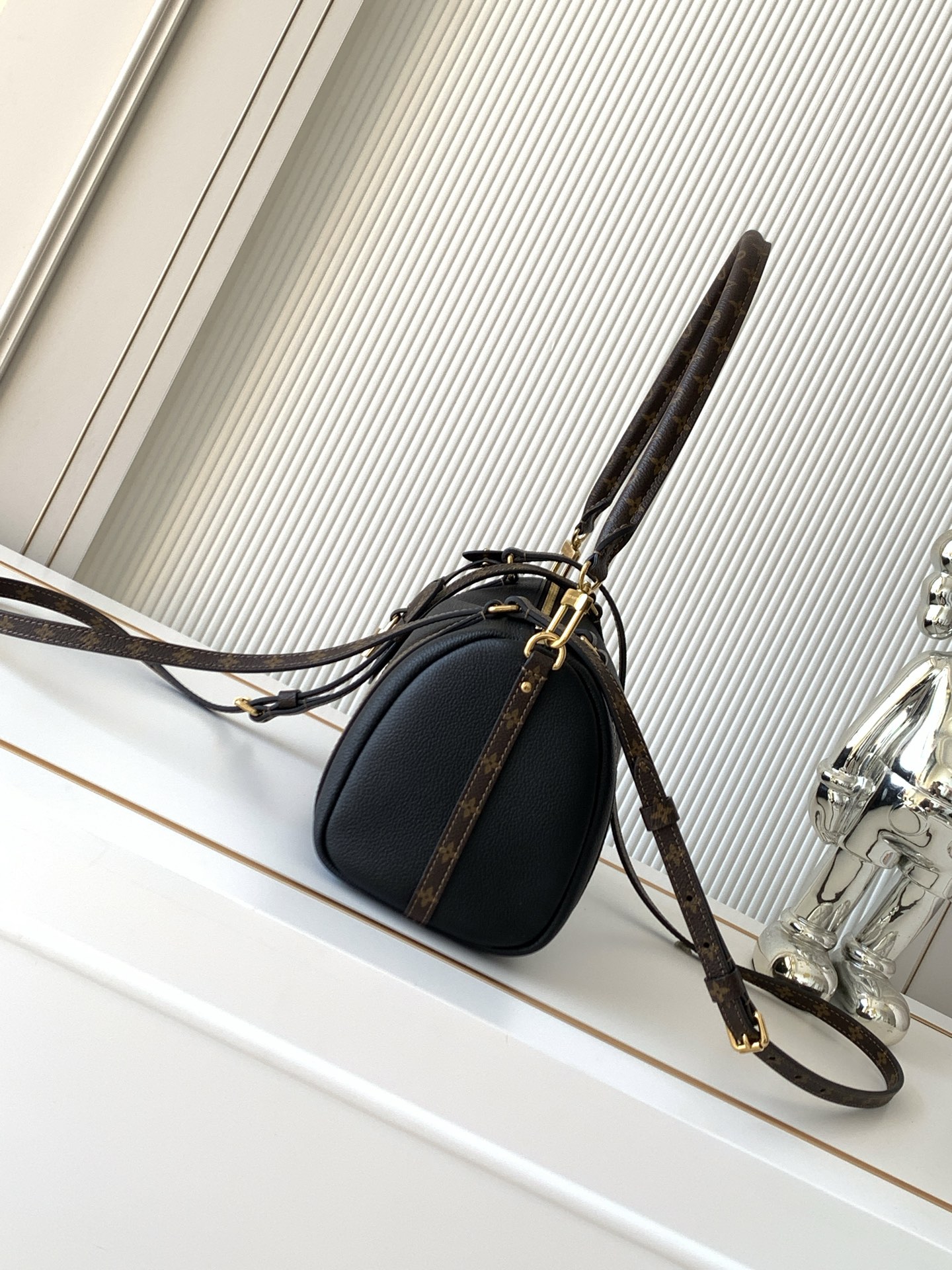 Louis Vuitton Express Small Handbag M26039 in Black Cowhide Leather - Image 2