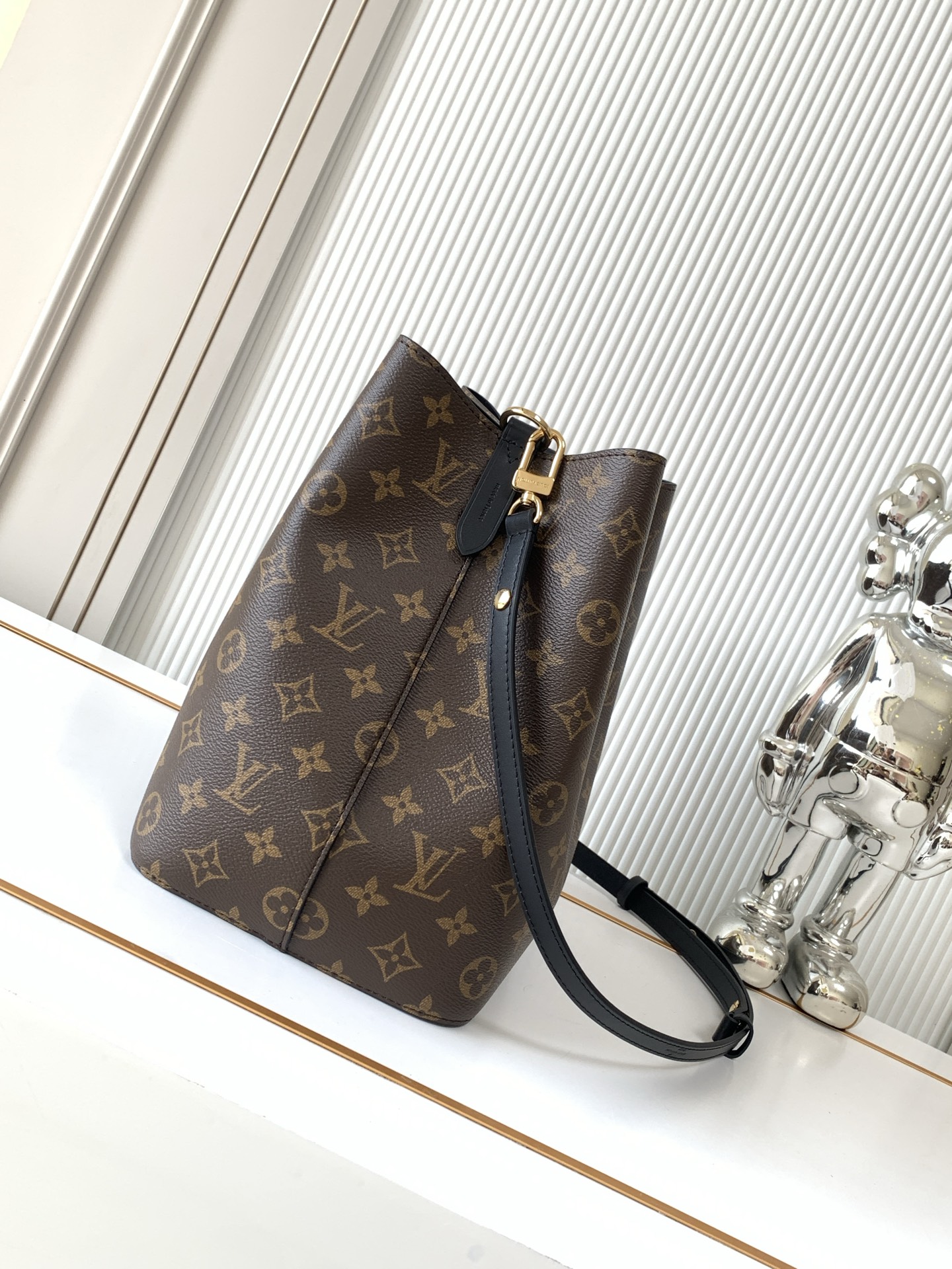 Louis Vuitton NeoNoe Monogram Shoulder Bag - Image 2