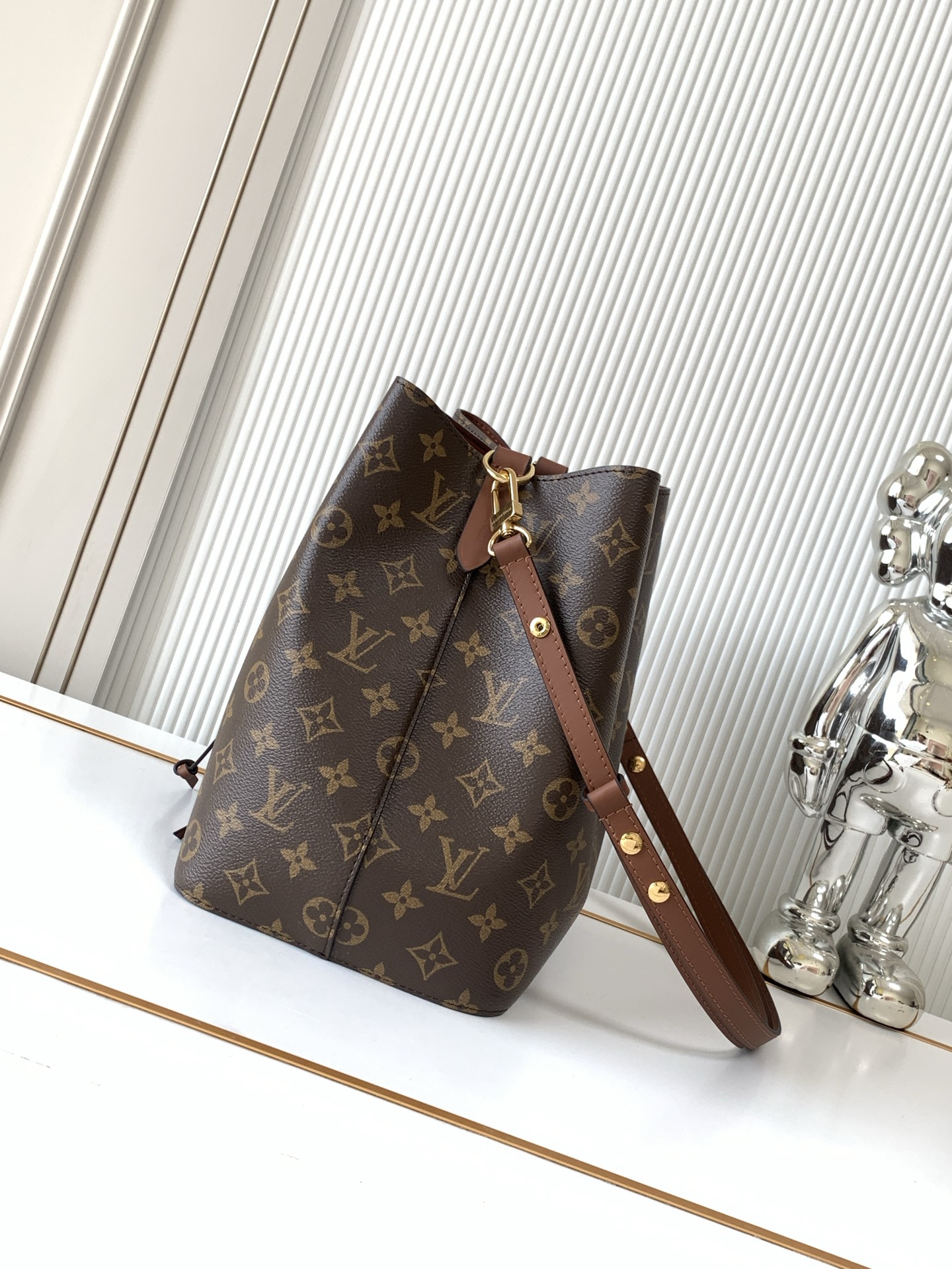 Louis Vuitton NéoNoé Bucket Bag in Monogram Canvas - Image 2