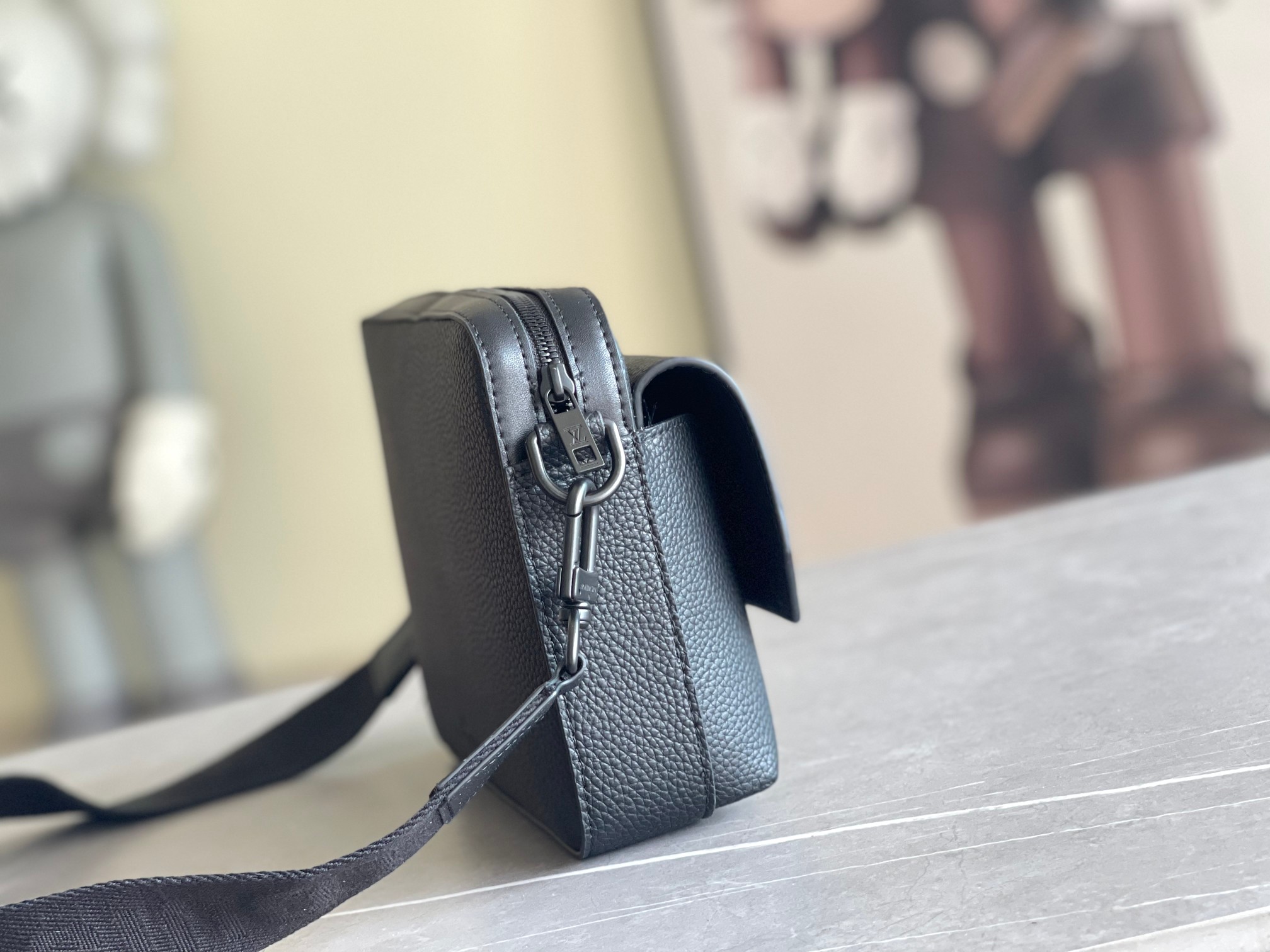 Louis Vuitton Fastline Messenger Bag M22482 - Image 2