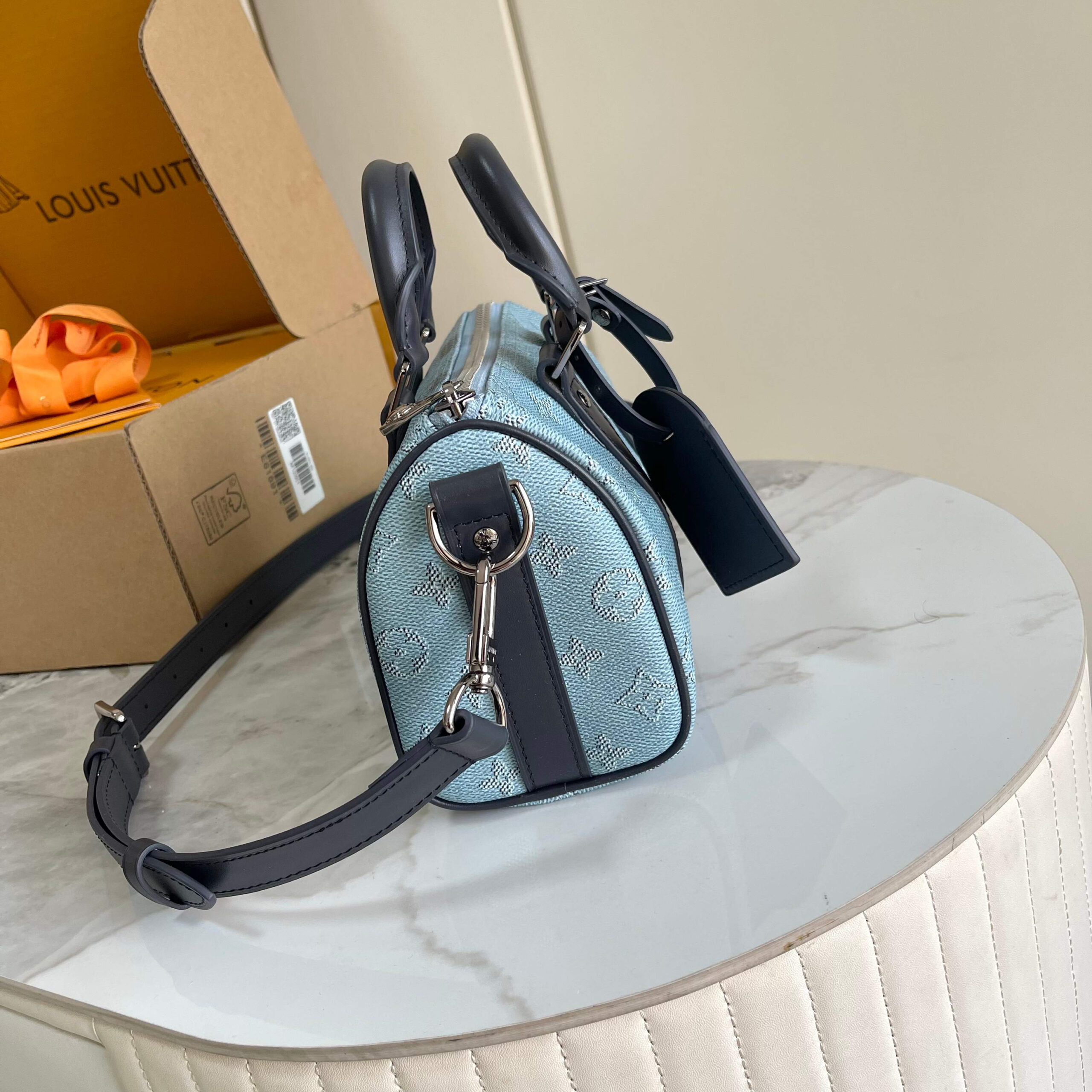 Louis Vuitton Keepall Bandoulière 25 Travel Bag in Monogram Surfin Canvas - Image 2